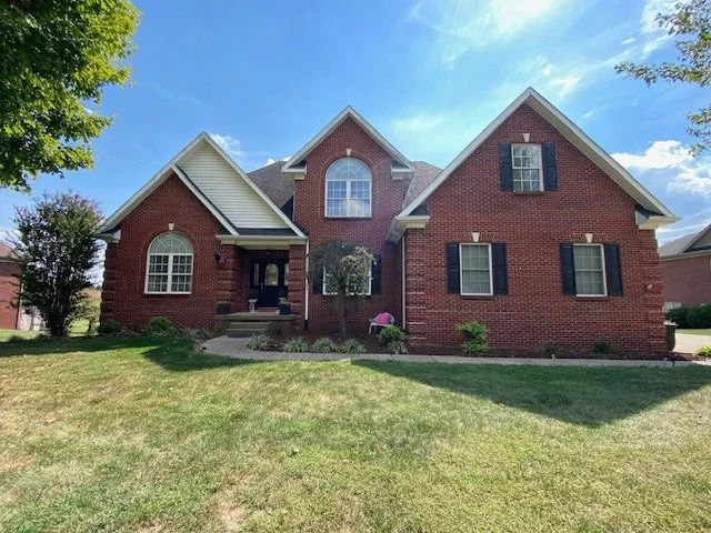 🏡 🎃 You will FALL 🍁 in love with 131 Woodhill Road located in the Woodlawn Springs neighborhood in Historic Bardstown, Ky offered by Mike &amp; Kathy Ballard of Area One Realty🎃🏡

This Beautiful spacious home 🏡 offers:
🎃 3 Bedrooms 🛌 
🏡 2.5 