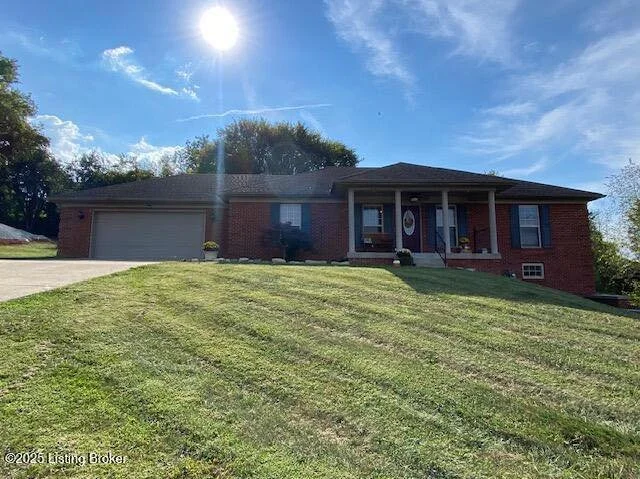 🏡 🍁 🎃 Lets go take a look at 105 Springhill Drive located in Historic Bardstown,Ky offered by Mike &amp; Kathy Ballard of Area One Realty 🎃🍁🏡

This Lovely home 🏡 offers:
🍁 3 Bedrooms 🛌 
🏡 3 Baths🛁 
🎃 2 car attached garage 🚙 
🏡 Finished 
