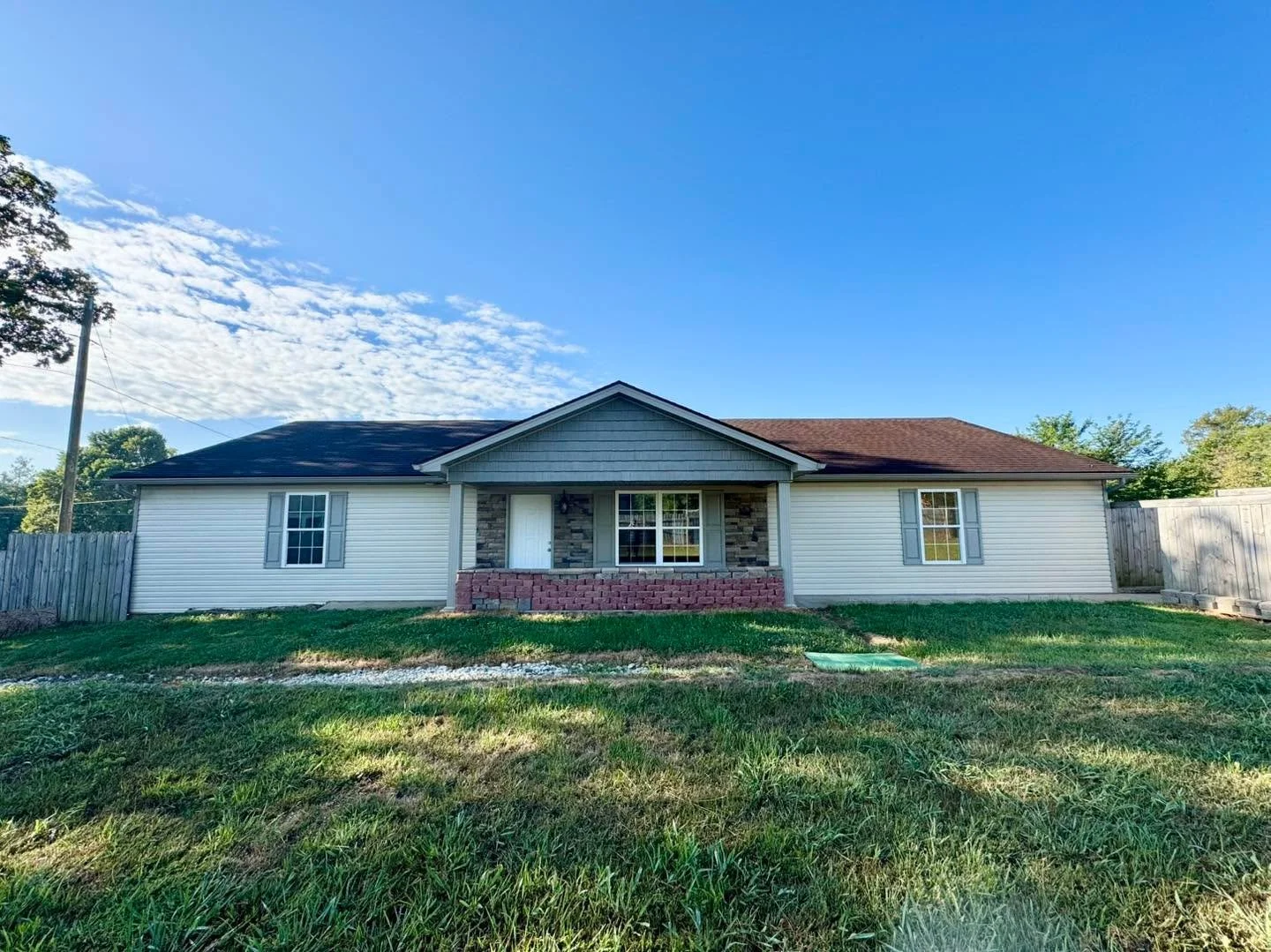 🎃🏡Lets go take a look at 55 Tom Walker Lane in Cox’s Creek, Ky offered by Mike Ballard & Bailey Mashburn of Area One Realty🎃🏡
This Spacious home 🏡 offers:
🎃 4 Bedrooms 🛌 
🏡 2 Baths🛁 
🎃 2 car attached garage 🚙 
🏡 2211 sq. ft. 
?