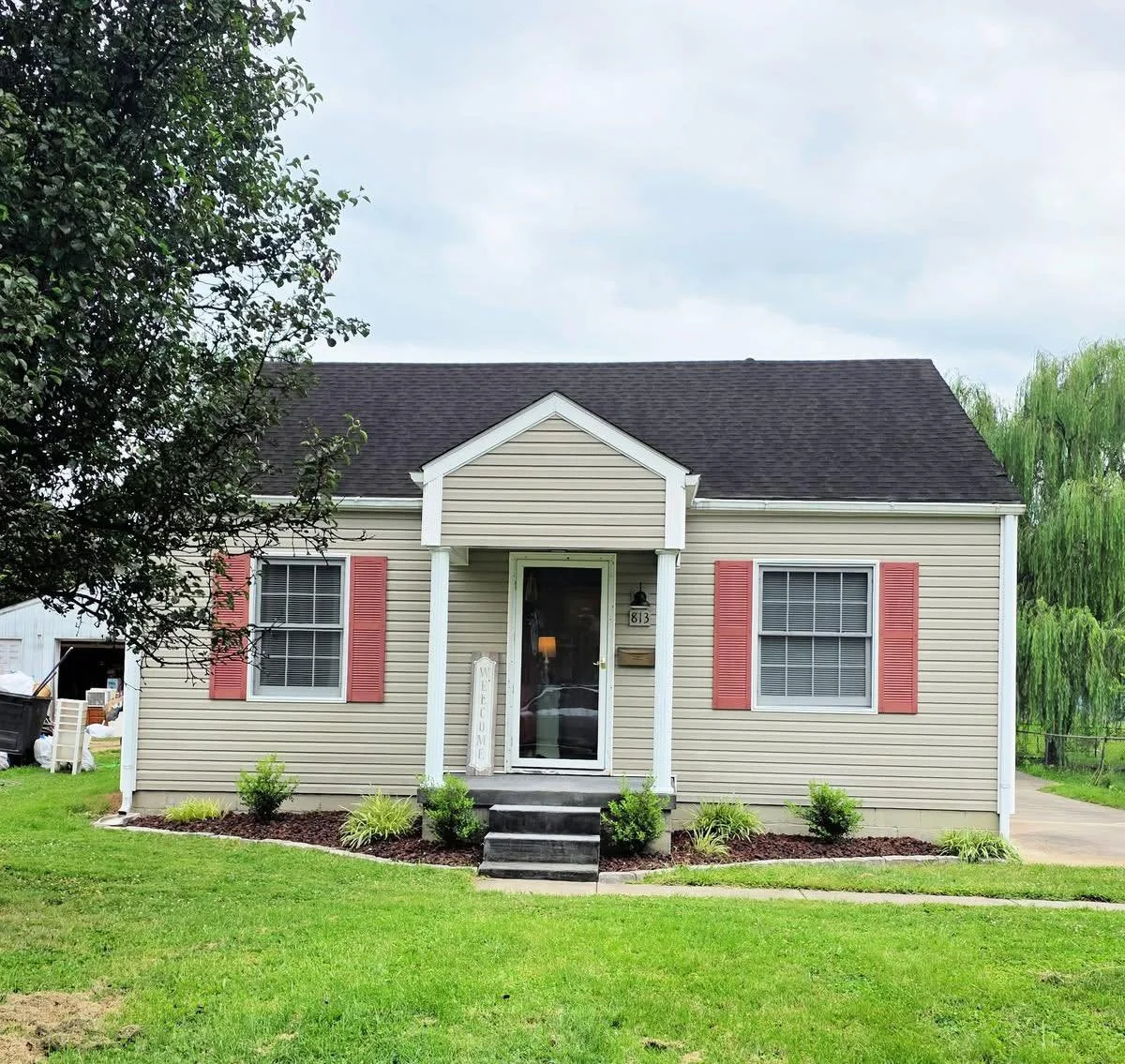 🏡💥🏡 GREAT NEW PRICE 🏡💥🏡

💥 OWN CHEAPER THAN RENTING 💥 
Let&rsquo;s go take a look at 813 Johnson Street located in Bardstown KY 🏠
🤗CUTE AS CAN BE! Perfect for a first-time homeowner or someone looking to downsize, this charming cottage styl