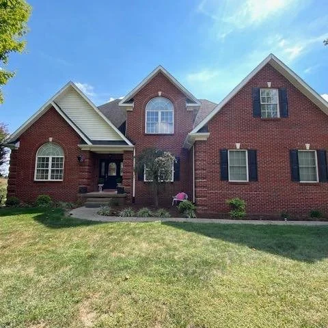 🏡 🍁 Wouldn&rsquo;t you love to be home 🏡 for the holidays in this Amazing Woodlawn Springs home 🏡 at 131 Woodhill Road  in Historic Bardstown, Ky offered by Mike &amp; Kathy Ballard of Area One Realty🍁🏡

This Beautiful spacious home 🏡 offers:
