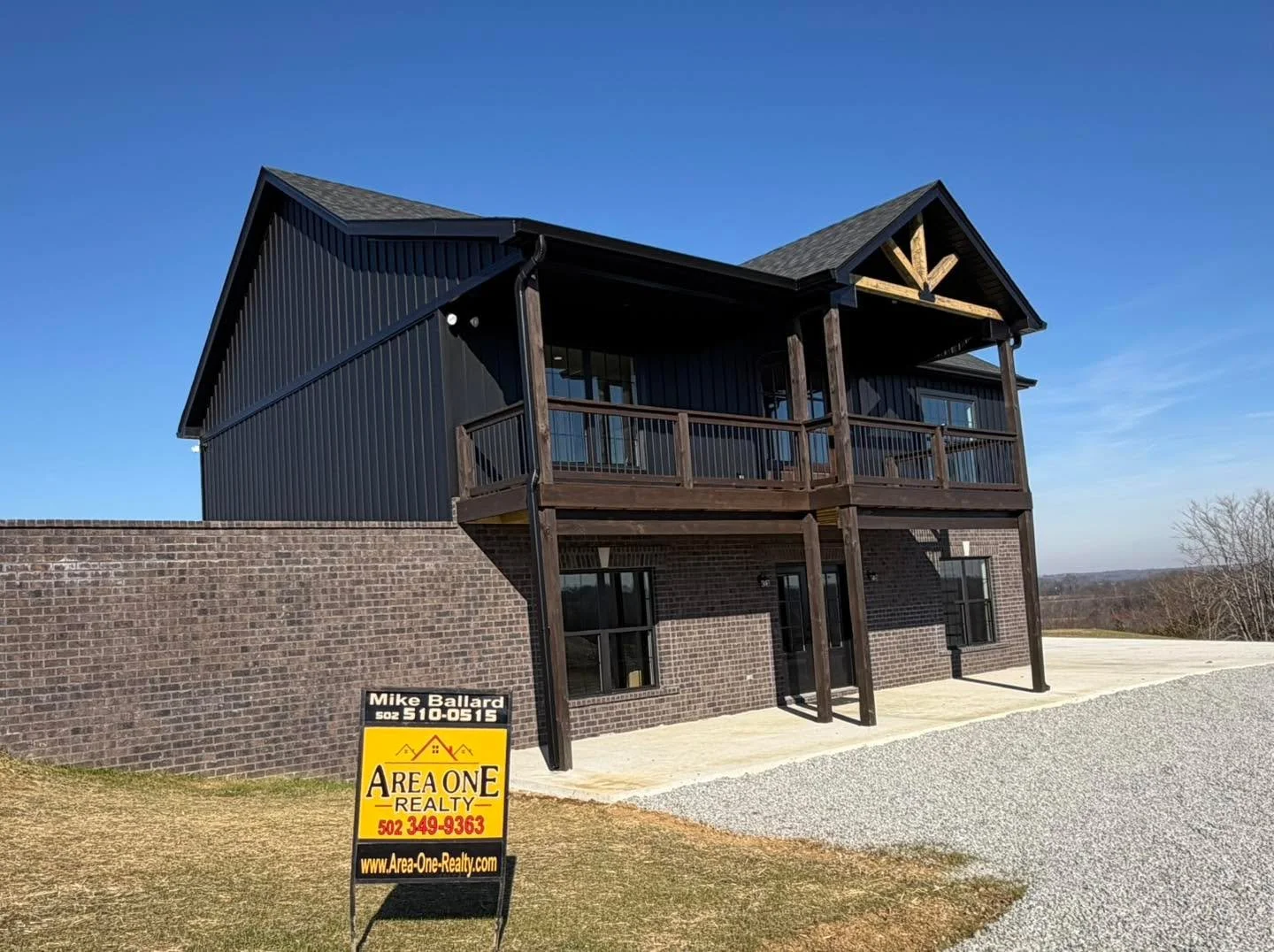 💥🏡💥AMAZING NEW LISTING 💥🏡💥

WOW 🤩 what a beauty you will find at 256 Eagle Ridge Way in Springfield, Ky with this custom built 2BR 3BA brick &amp; metal board &amp; batton sided barndominium featuring two car garage, partially finished walkout