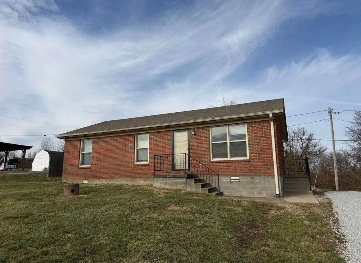 💥🏡FOR RENT💥🏡FOR RENT💥🏡

2291 Plum Run Rd, Bardstown, Ky
🏡3 Bedroom 🛌 
🏡 1 Bath 🛁 
🏡brick ranch style home 🏡 
🏡1000 sq ft of living space
🏡open living area
🏡spacious kitchen
🏡cozy bedrooms
🏡durable flooring
🏡convenient to shopping &a