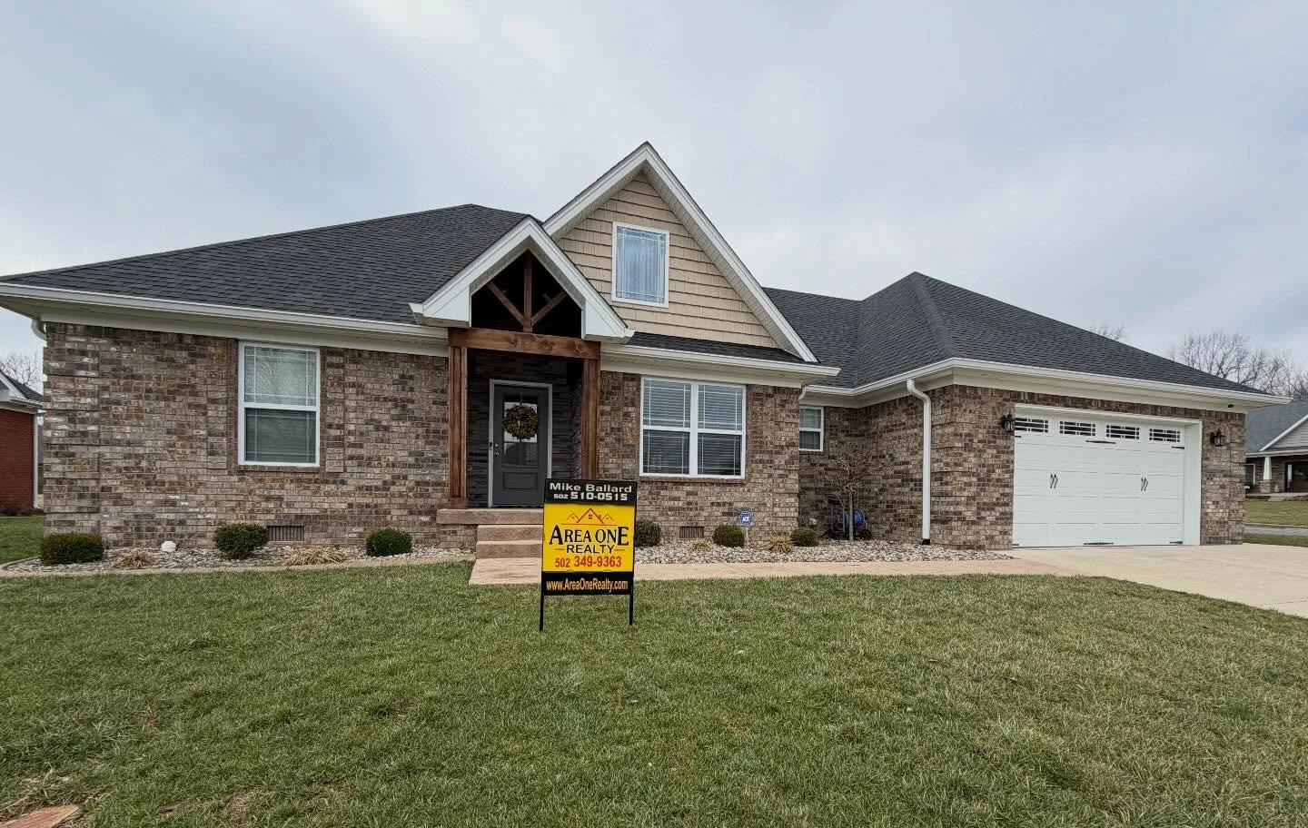 💥🌸NEW LISTING🌸NEW LISTING🌸💥

🌸Don&rsquo;t miss this GREAT NEW LISTING at 215 Ruth Lane. Lovely Three Bedroom two bath brick ranch on .24 acre lot in the Miller Springs neighborhood of historic Bardstown, Ky with hardwood, tile &amp; carpeting, 