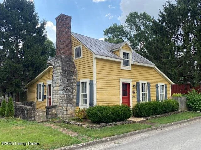 💥🏡NEW LISING💥NEW LISTING💥🏡

Now is your chance to own a piece of historic Bardstown, Ky at 201 E. John Fitch Street located in the downtown area of historic Bardstown, Ky offered by Mike &amp; Kathy Ballard of Area One Realty🌸🏡

This lovely tw