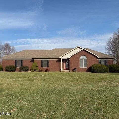 🏡🍀Spring is almost here! Are you ready to enjoy the upcoming summer ☀️ in your very own sparking pool 🏊&zwj;♀️? If so it&rsquo;s your lucky 🍀 day! Let&rsquo;s s go take a look 👀 at at 290 Ed Pile Road located in the quiet country atmosphere of t