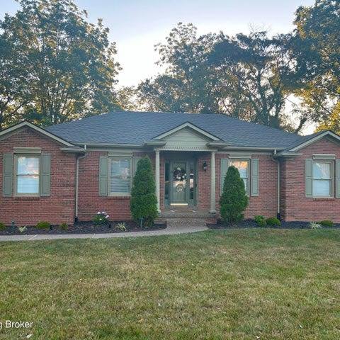 🌸🏡Wonderful in town location awaits you with this wonderful home 🏡 at 217 Edgewood Drive located in the heart of historic Bardstown, Ky offered by Mike &amp; Kathy Ballard of Area One Realty🏡🌸

This LOVELY home 🏡 offers:
🏡3 Bedrooms 🛌 
🌸3 Ba