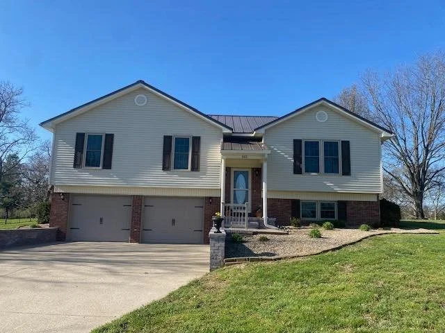 🌷🌺This GREAT home🏡  has it ALL🌺🌷Comfort, space, location &amp; acreage! Don&rsquo;t miss your chance to own 843 Hobbs Lane  in Cox&rsquo;s Creek, Ky offered by Mike &amp; Kathy Ballard🌷

This wonderful home 🏡 offers:
🌷 3 Bedrooms 🛌 
🏡 2.5 B