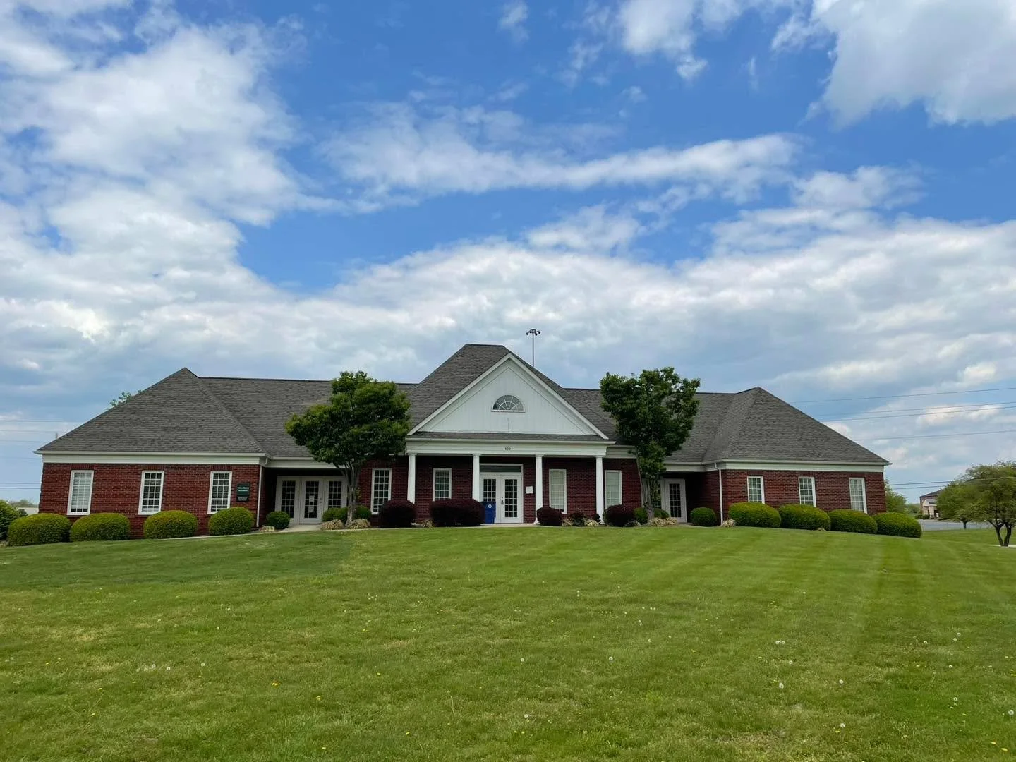 💥‼️COMMERCIAL💥‼️COMMERCIAL

Excellent Commercial Investment Opportunity awaits you at 102 Manor Ave in Bardstown, Ky. Offered by Bailey Mashburn &amp; Mike Ballard of Area One Realty! 

Property Offers:
💥9600 sq ft with 7 Suites
‼️3 Suites Rented
