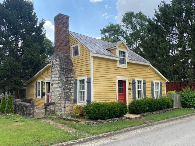 🏡🌷Let&rsquo;s go take a look 👀 at this historic downtown bungalow at 201 E John Fitch Ave Lane in Bardstown, Ky offered by Mike &amp; Kathy Ballard of Area One Realty🌷🏡

This wonderful home 🏡 offers:
🏡 2 Bedrooms 🛌 
🌷 1 Baths 🛀 
🏡 bungalow
