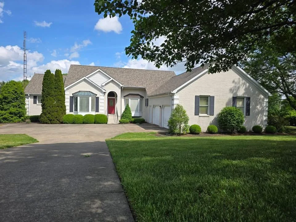💥NEW LISTING💥NEW LISTING💥 

🌺🏡102 Lakeview Drive in Springfield, Ky offered by Kara &amp; Todd Hamilton, of Area One Realty just hit the market!!Lets go take a look at this spacious 3BR 4.5BA home with finished walkout basement &amp; 2 car attac