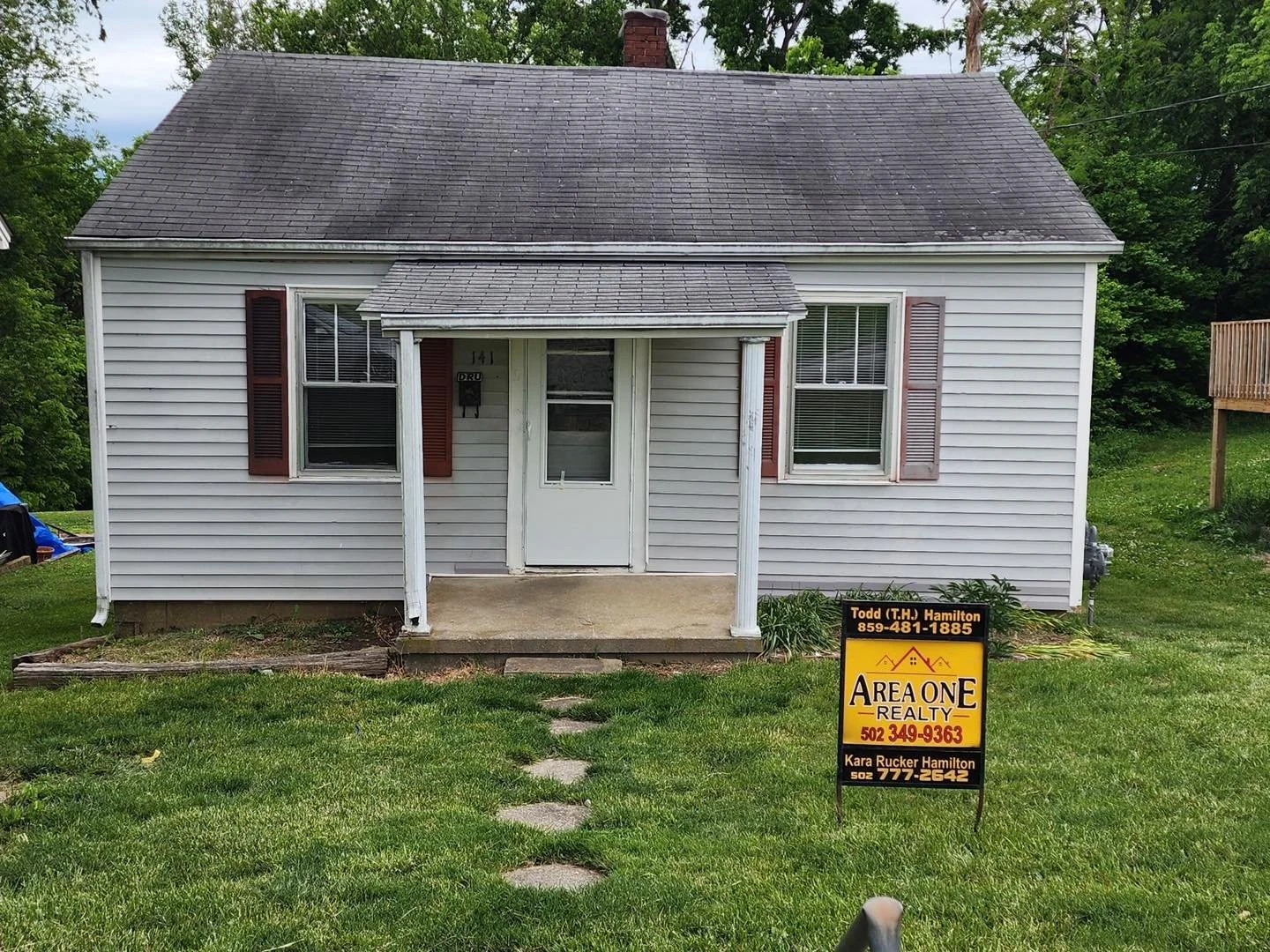 💥🏡NEW LISTING💥NEW LISTING🏡💥 

🌸 🏡Let&rsquo;s take a look at this Excellent Investment opportunity at 141 Armory Hill in  Springfield, Ky offered  by Kara &amp; Todd Hamilton, of Area One Realty Two Bedroom one Bath vinyl bungalow style home🏡 