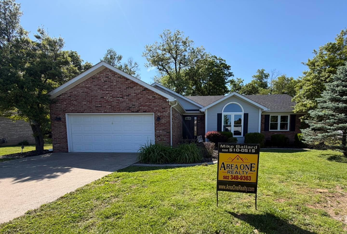 💥NEW LISTING💥NEW LISTING💥

🌸🏡🌺 Area One Realty has a GREAT NEW listing at 2812 Oakwood Drive offered by Mike &amp; Kathy Ballard. Three bedroom two bath brick &amp; vinyl ranch style home 🏡  with attached two car garage situated on .34 acre lo