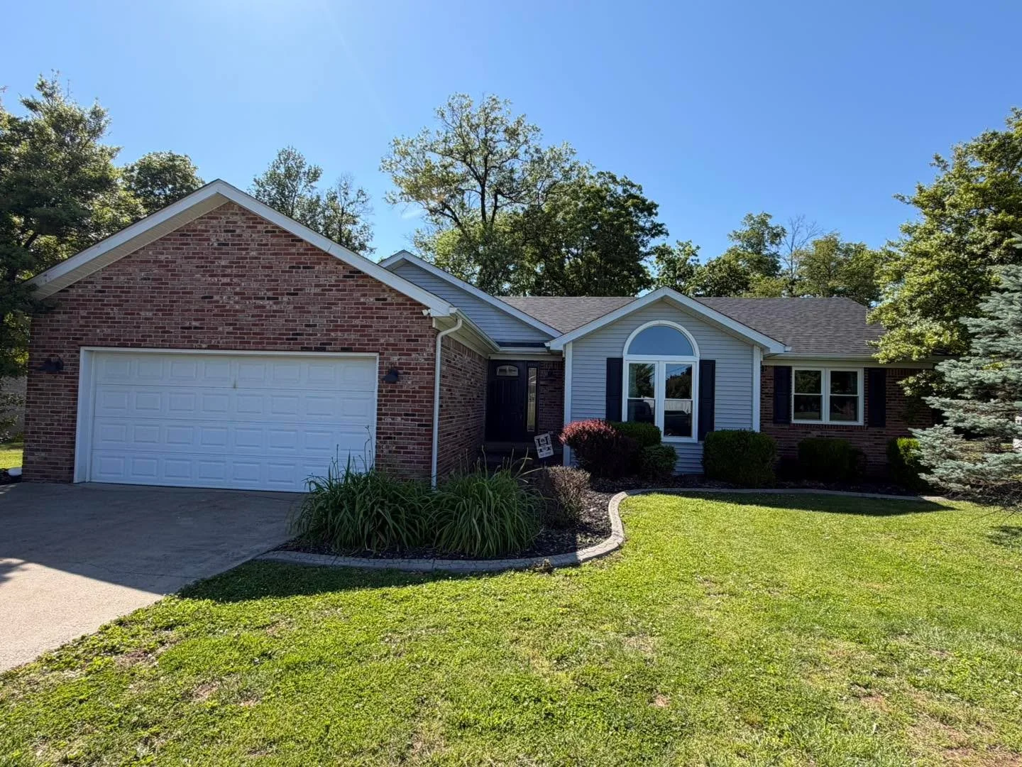 🌸🌺Let&rsquo;s go take a look at this GREAT New Listing at 2812 Oakwood Drive located in Oakwood subdivision in the Woodlawn area of historic Bardstown offered by Mike &amp; Kathy Ballard of Area One Realty. 🌺🌸

This GREAT home 🏡 offers:
🌸 3 Bed