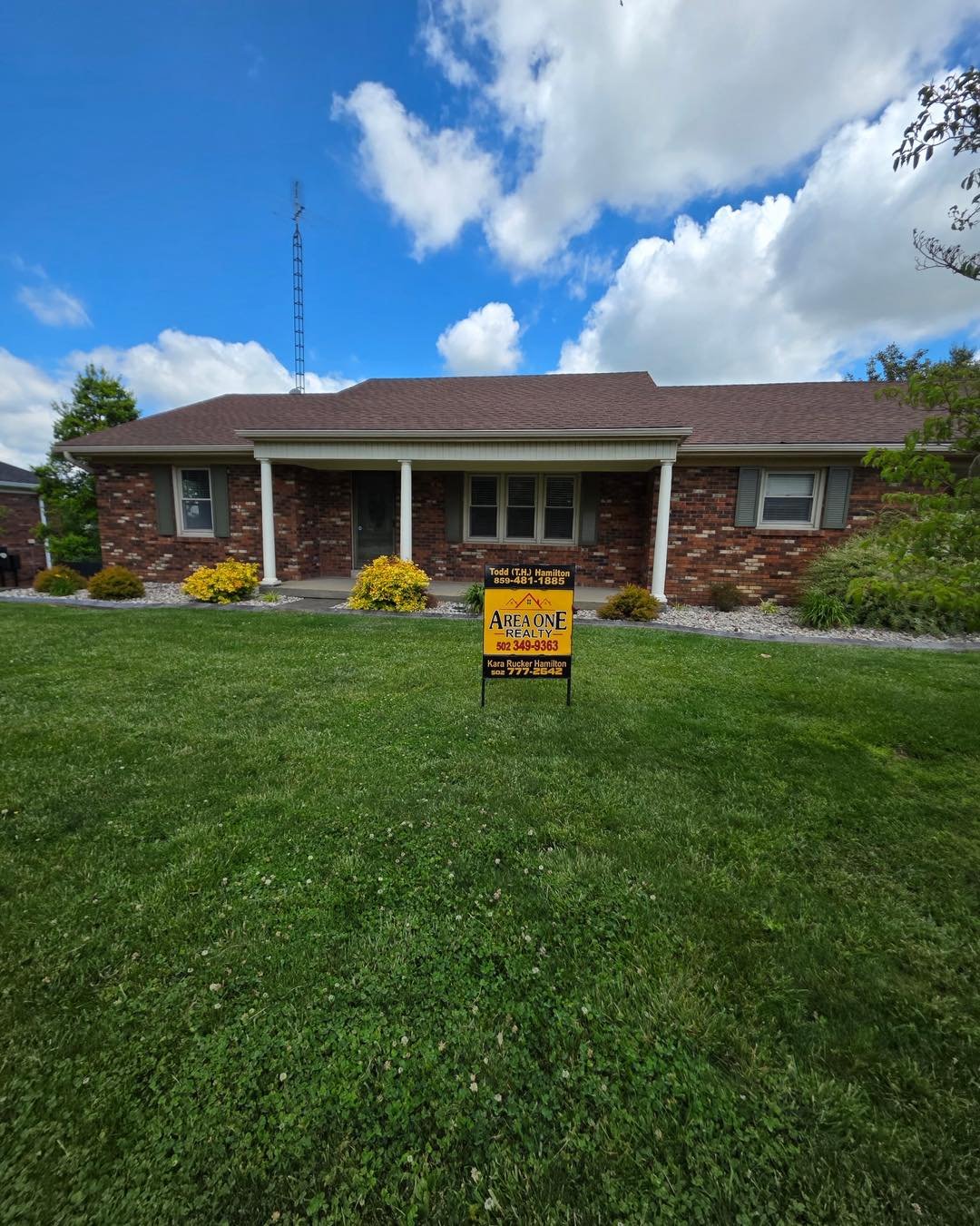 ‼️💥NEW LISTING💥NEW LISTING‼️💥

Area One Realty has a GREAT New Listing in Springfield, Kentucky offered by Kara &amp; Todd Hamilton, The Hamilton Home Team located at 309 E Grundy Avenue!!

Updated Move in ready 4 Bedroom 3 Bath brick home with pa