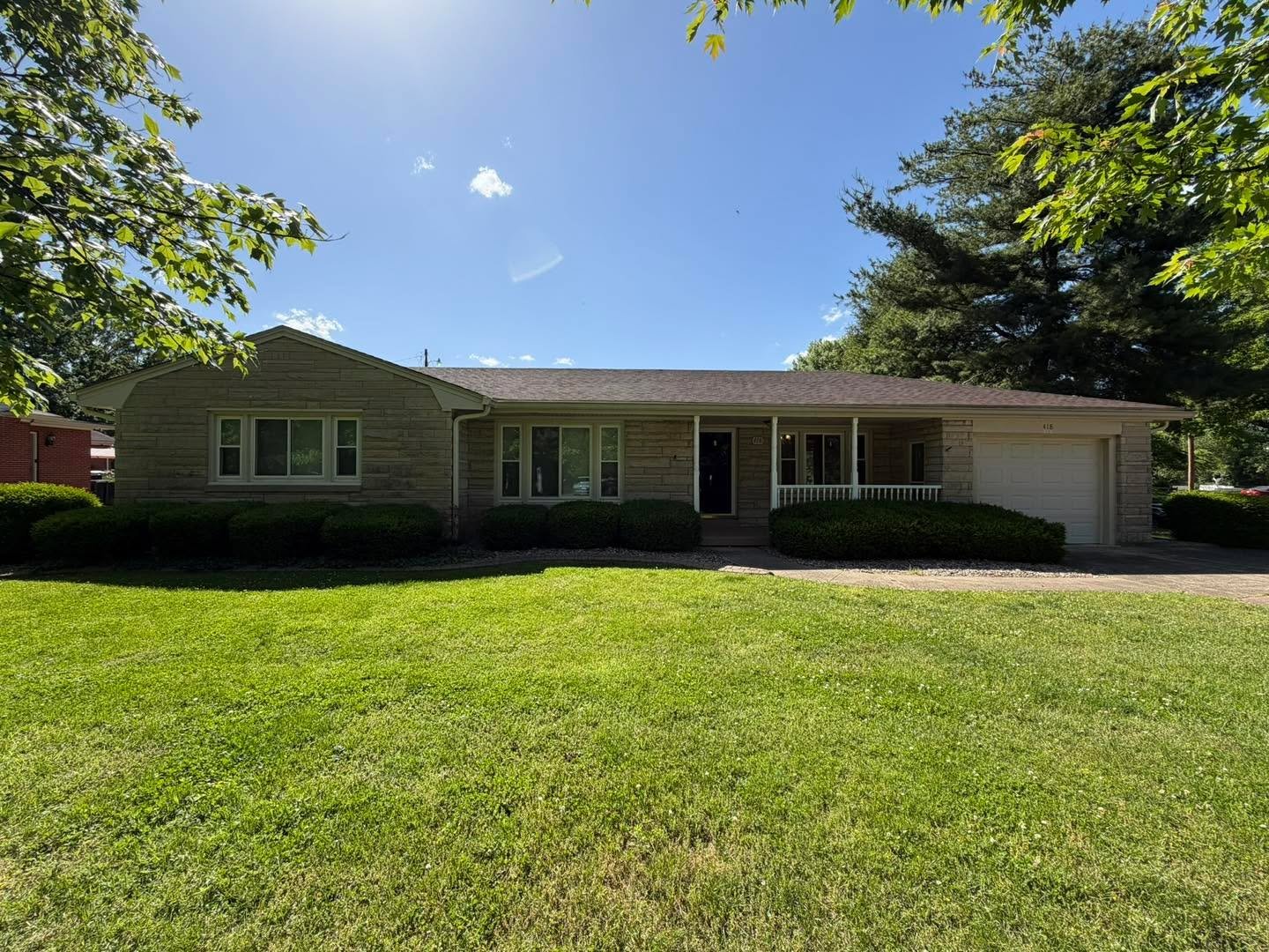 🏡🌺Area One Realty has a GREAT New Listing at 418 N 2nd Street in historic Bardstown, Ky offered by Mike &amp; Kathy Ballard. 🌺🏡🌸

This GREAT home 🏡 offers:
🌸 3 Bedrooms 🛌 
🌺 1.5 Baths🛀 
🌸 Stone ranch style home🏡 
🌺 1 car 🚙 attached gara