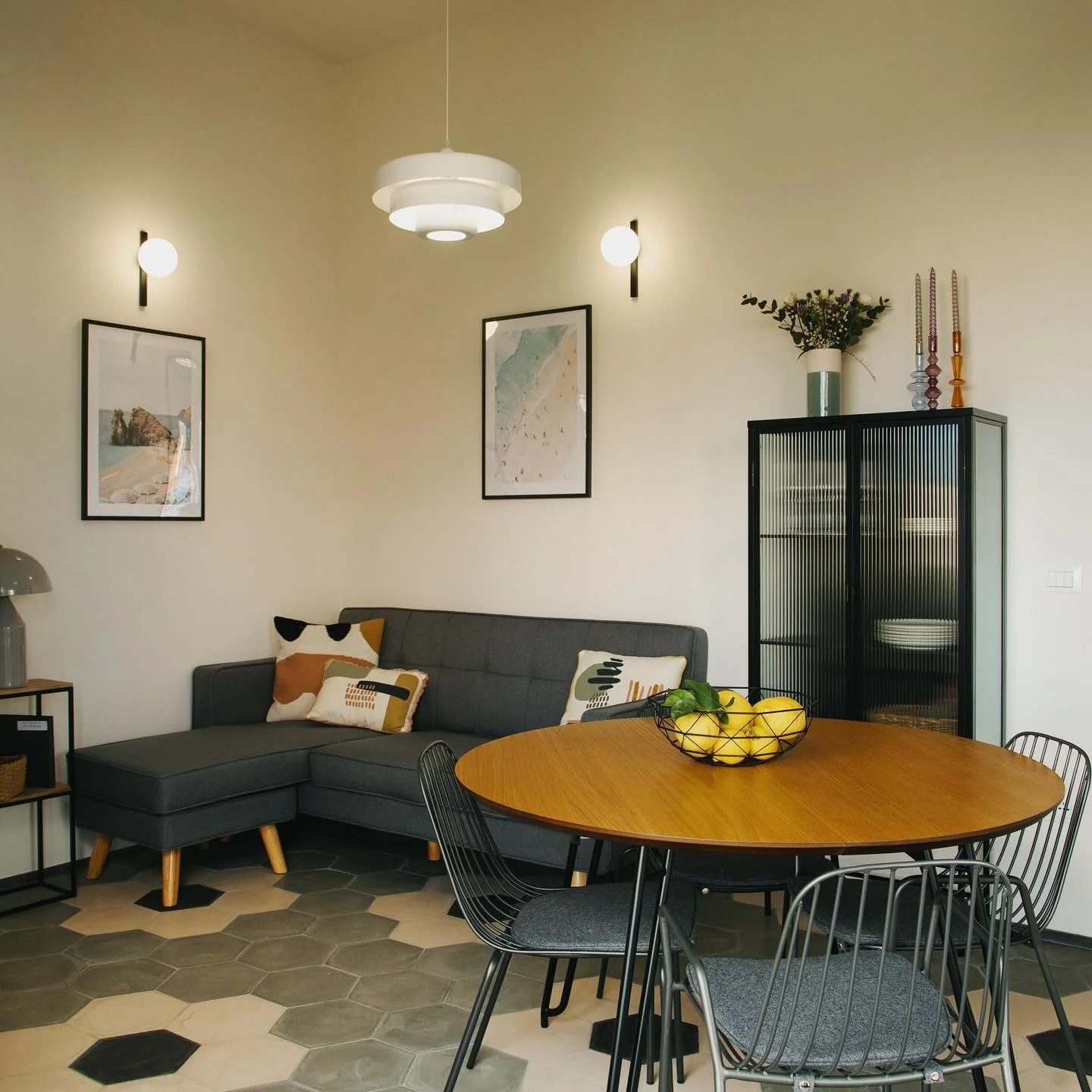 CASA O. Uno dei nostri ultimi lavori con il supporto dell&rsquo; Ing Sara Falangone di @arteticastudio alle porte del centro storico di #lecce.
il nostro intervento consiste nel rifacimento dei pavimenti e rivestimenti bagni con le nostre #cementine 