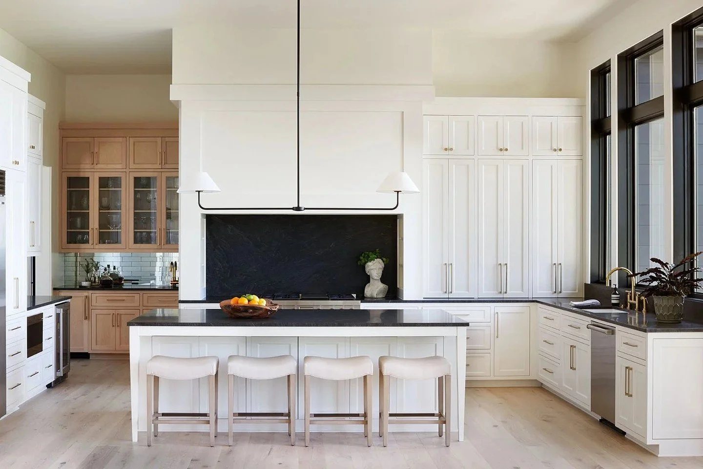 Light, space, and balance. Timeless minimalism at its best. 🖤

Architecture: @designelitesc
Builder: @evergreencustomconstruction
Photographer: @alisongootee

#InteriorDesign #LuxuryDesign #KitchenDesign #CustomCabinetry #DesignInspiration #DreamHom