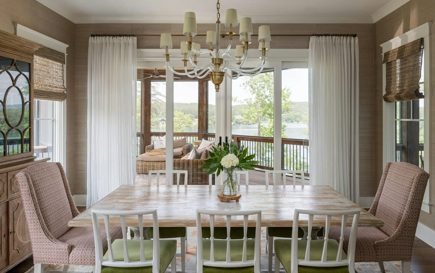 Dinner with a view. Mixing textures and tones for a perfectly-styled lake house dining space.

Photographer: @elliscreekphotography

#InteriorDesign #LuxuryDesign #DinningRoomDesign #DesignInspiration #HomeInspo #CarolineBrackettDesign