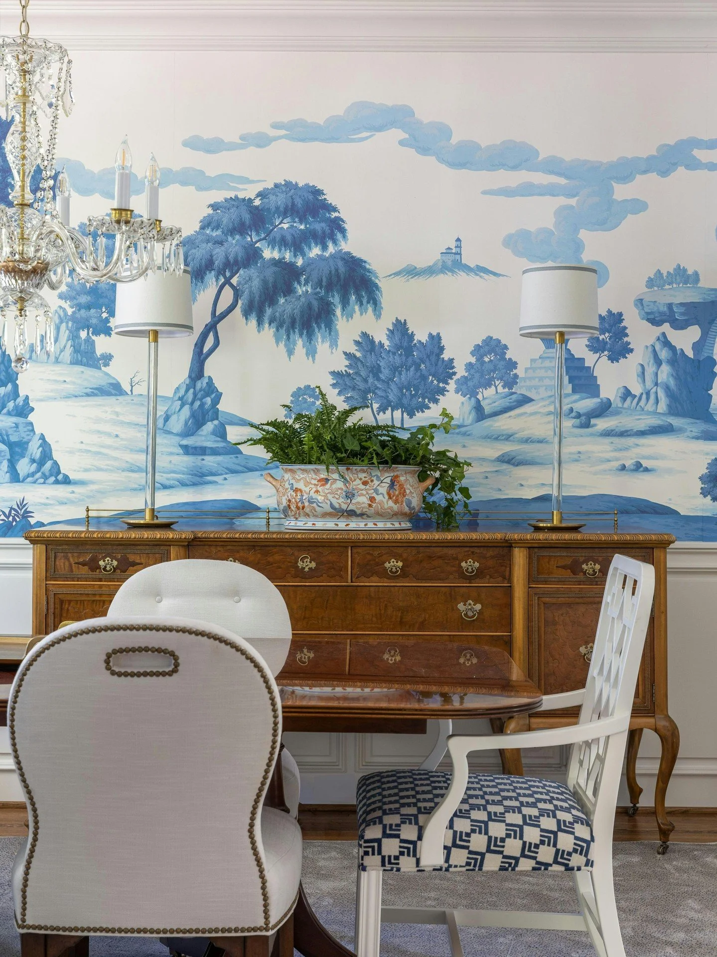 This custom wallpaper steals the show. 💙

Photographer: @ellis_creek_photography

#InteriorDesign #LuxuryDesign #DiningRoomDesign #WallpaperDesign #DesignInspiration #HomeInspo #CarolineBrackettDesigny