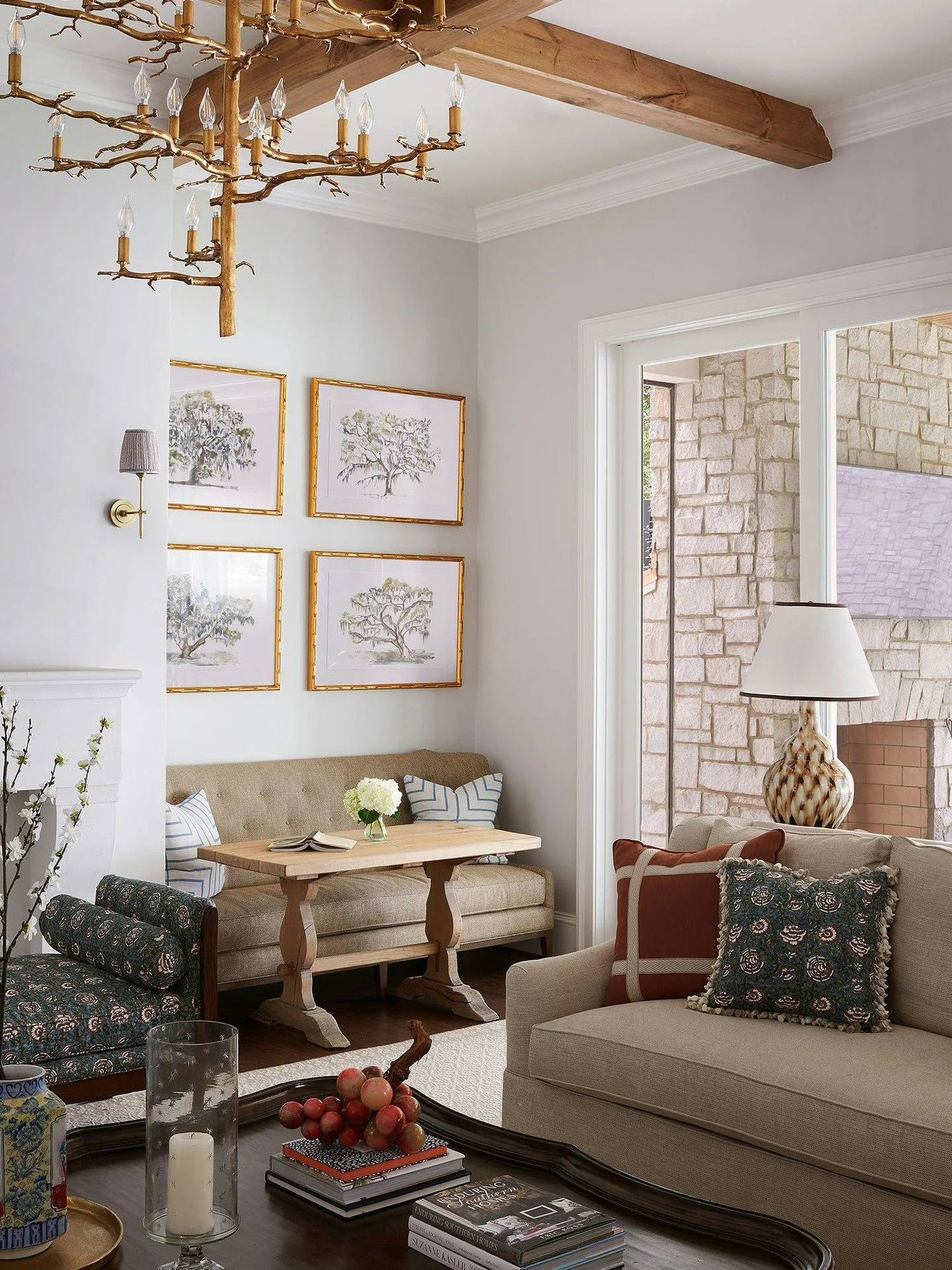 We just love how the art in this room ended up looking... effortless charm. 🎨

Architecture: @designelitesc 
Builder: @evergreencustomconstruction 
Photographer: @alisongootee 

#LuxuryInteriors #BespokeDesign #ForestRetreat #NaturalLiving #DesignIn