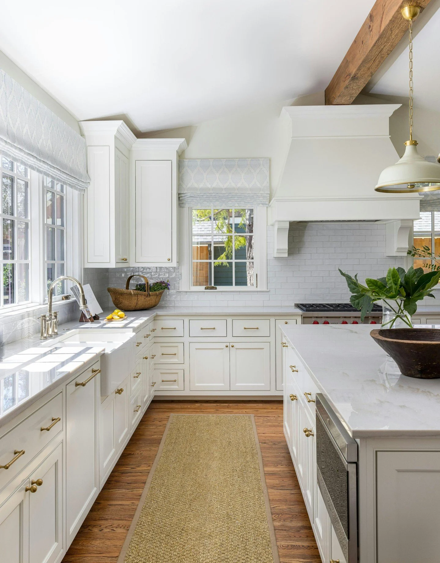 Mornings shine brighter in kitchens like these. What's for breakfast? ☕

Photographer: @elliscreekphotography

#InteriorDesign #LuxuryDesign #KitchenDesign #WhiteKitchen #DesignInspiration #DreamHome #CarolineBrackettDesign