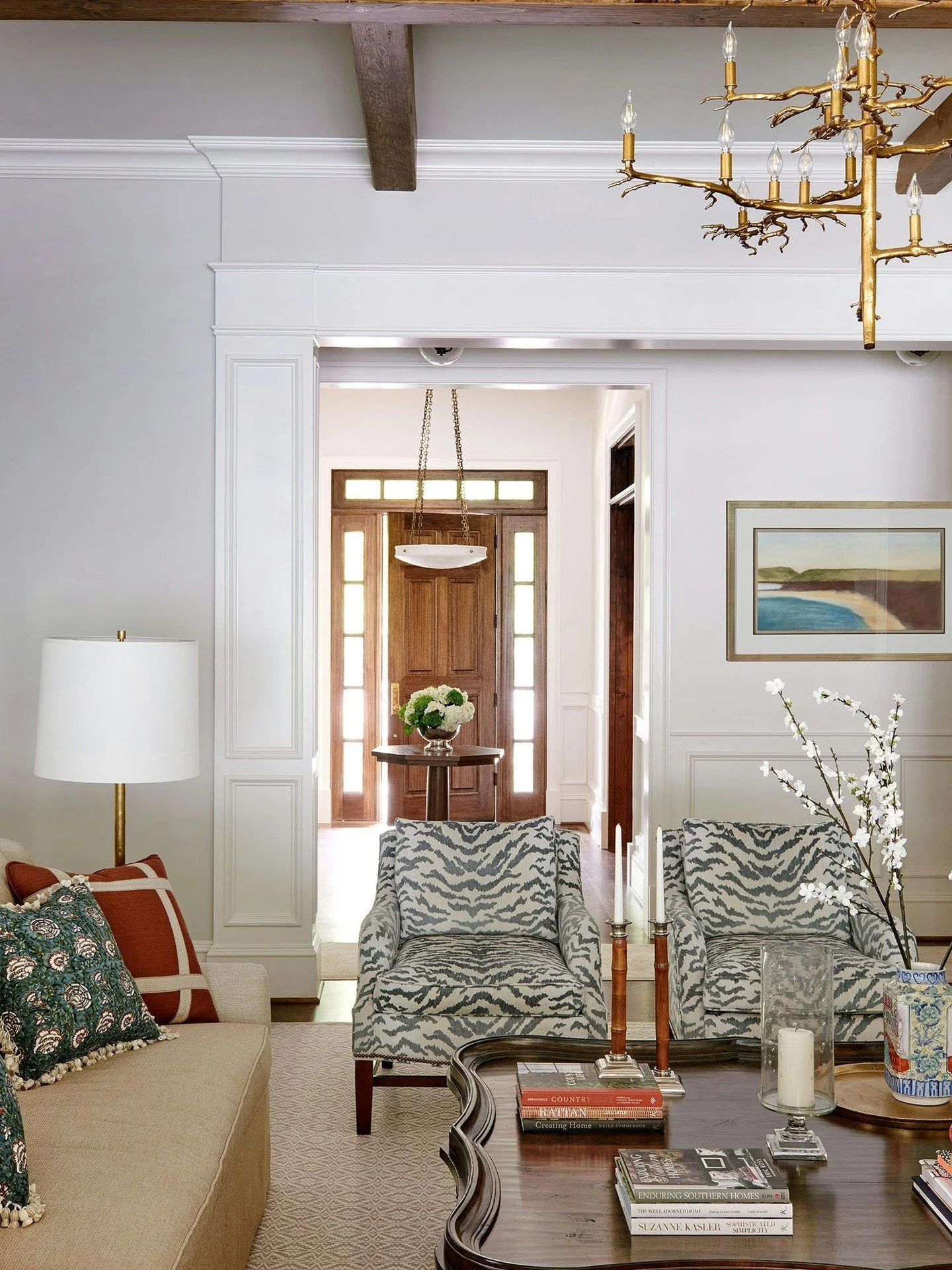 A glimpse through to a warm welcome and an elevated great room design.

Architecture: @designelitesc
Builder: @evergreencustomconstruction
Photographer: @alisongootee

#InteriorDesign #LuxuryDesign #LivingRoomDesign #TraditionalStyle #DesignInspirati