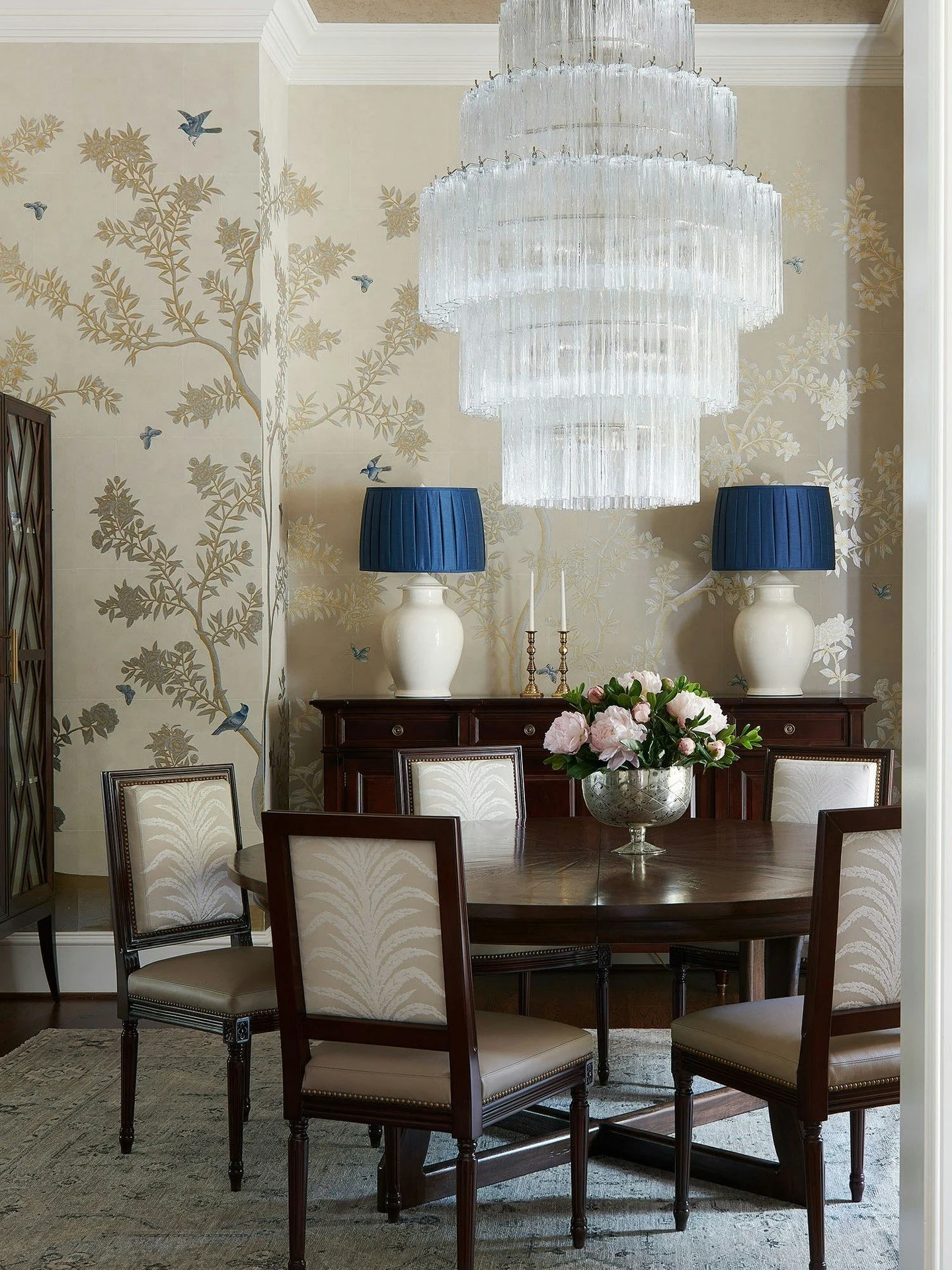 Enveloped in a hand-painted wallcovering and crowned by a spectacular five-tier crystal chandelier, this dining room is a study in refined elegance.

Architecture: @designelitesc
Builder: @evergreencustomconstruction
Photographer: @alisongootee

#Lux