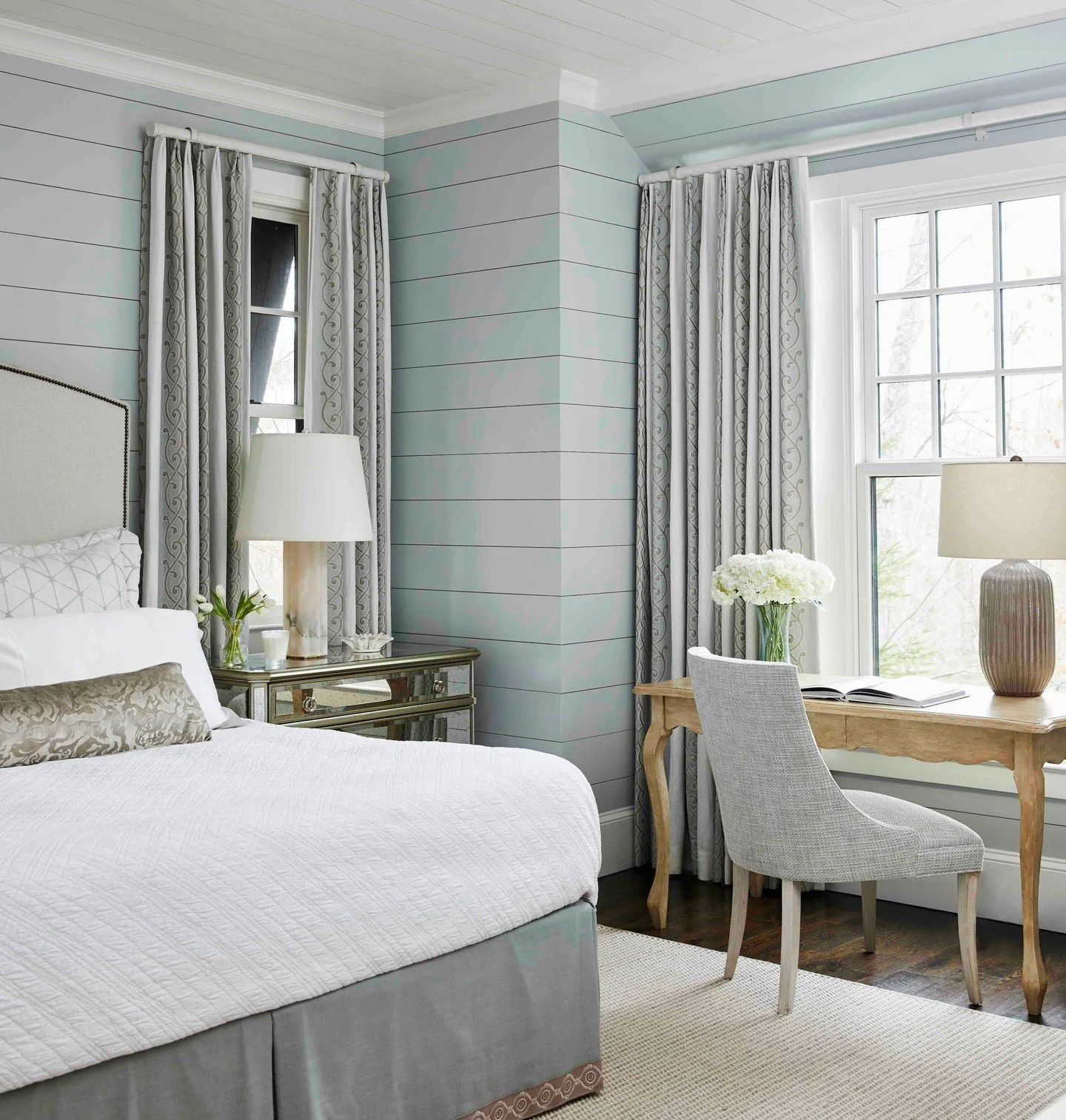 Soft blues and crisp whites create the perfect sanctuary for rest and relaxation. ✨️

#LuxuryInteriors #BedroomDesign #SereneBedroom #CoastalElegance #DesignInspiration #DreamHome #CarolineBrackettDesign