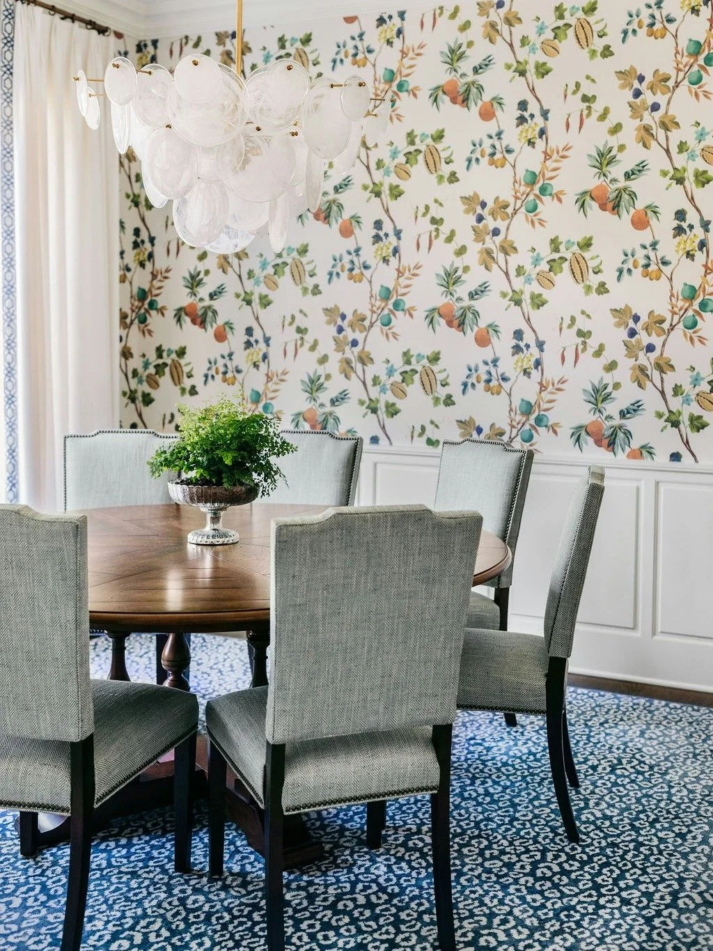 From a floral-wrapped dining room to a calm, curated living space, each room feels connected yet beautifully its own. ✨🤍

Builder: @evergreencustomconstruction
Photographer: @_emilybolt

#LuxuryInteriors #InteriorDesign #DiningRoomDesign #LivingRoom