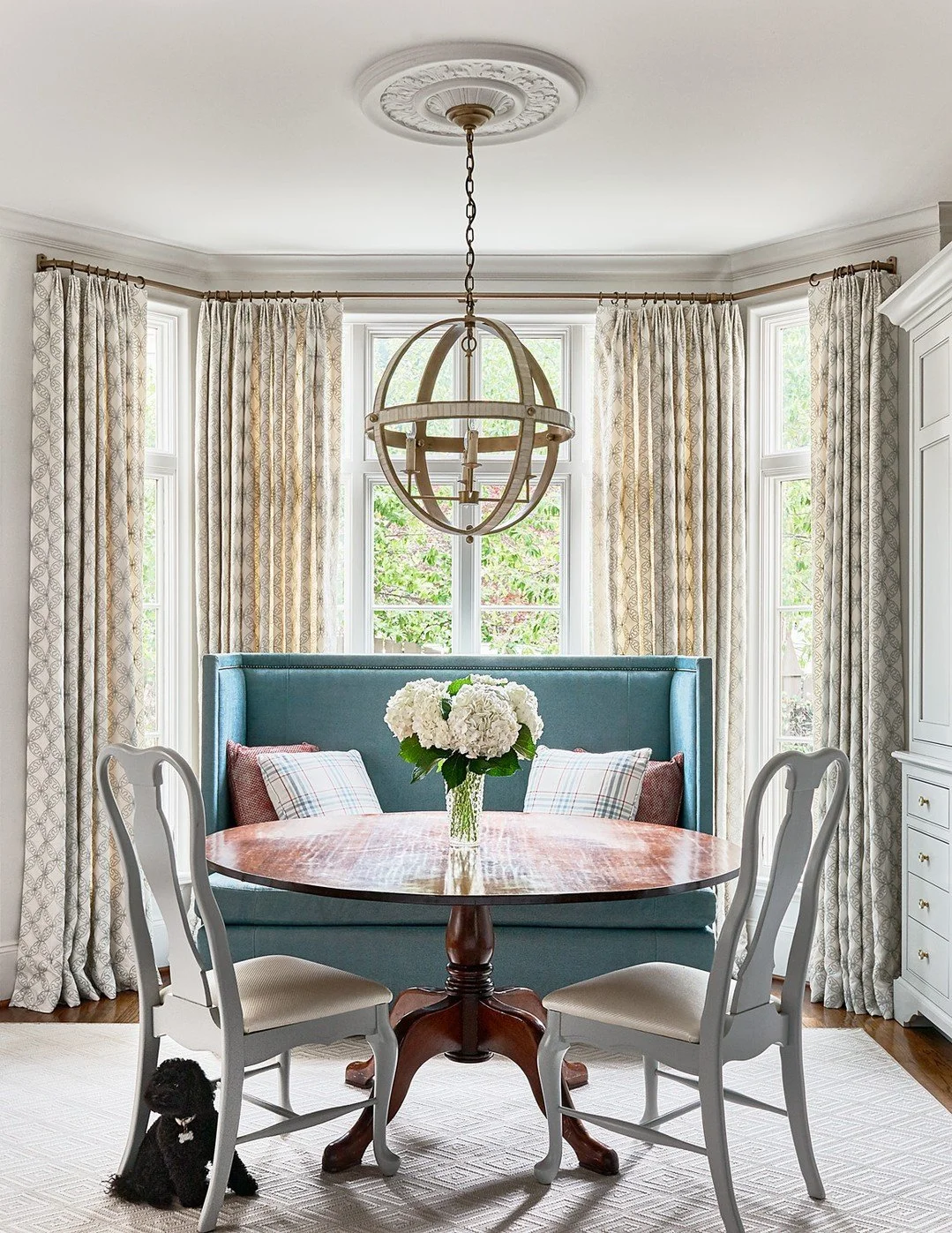 Breakfast with our favorite guest. 🐾

#LuxuryInteriorDesign #BespokeInteriors #BreakfastNookDesign #BanquetteSeating #DesignInspiration #TimelessElegance #CarolineBrackettDesign
