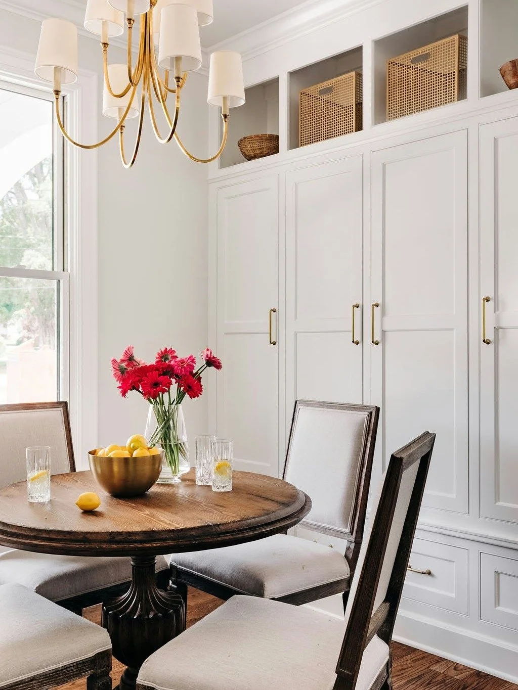Morning light through the window, warm brass overhead, and fresh flowers at the table. A small dining nook that makes an ordinary morning feel special. 

#LuxuryInteriors #InteriorDesign #DiningRoomDesign #CustomBuiltIns #DesignInspiration #TimelessE