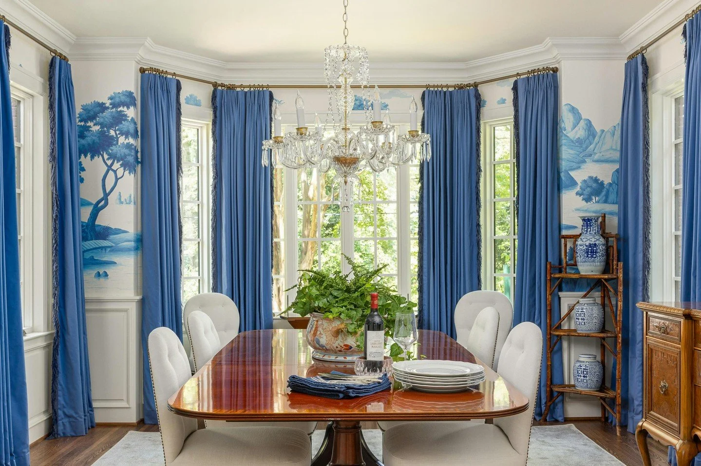 The elevated design of this dining room makes it feel less like a room and more like a canvas. The kind of setting where every meal feels like a masterpiece. 

Photographer: @ellis_creek_photography

#InteriorDesign #LuxuryInteriors  #MuralWallpaper 