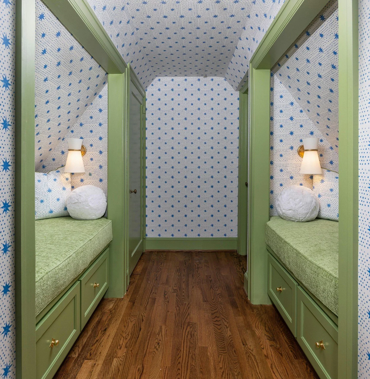 A bunk room that makes sleepovers feel a little more special. 

#InteriorDesign #LuxuryInteriors #BuiltInSeating #MillworkDesign #DesignInspiration #ArchitecturalDigest #CarolineBrackettDesign