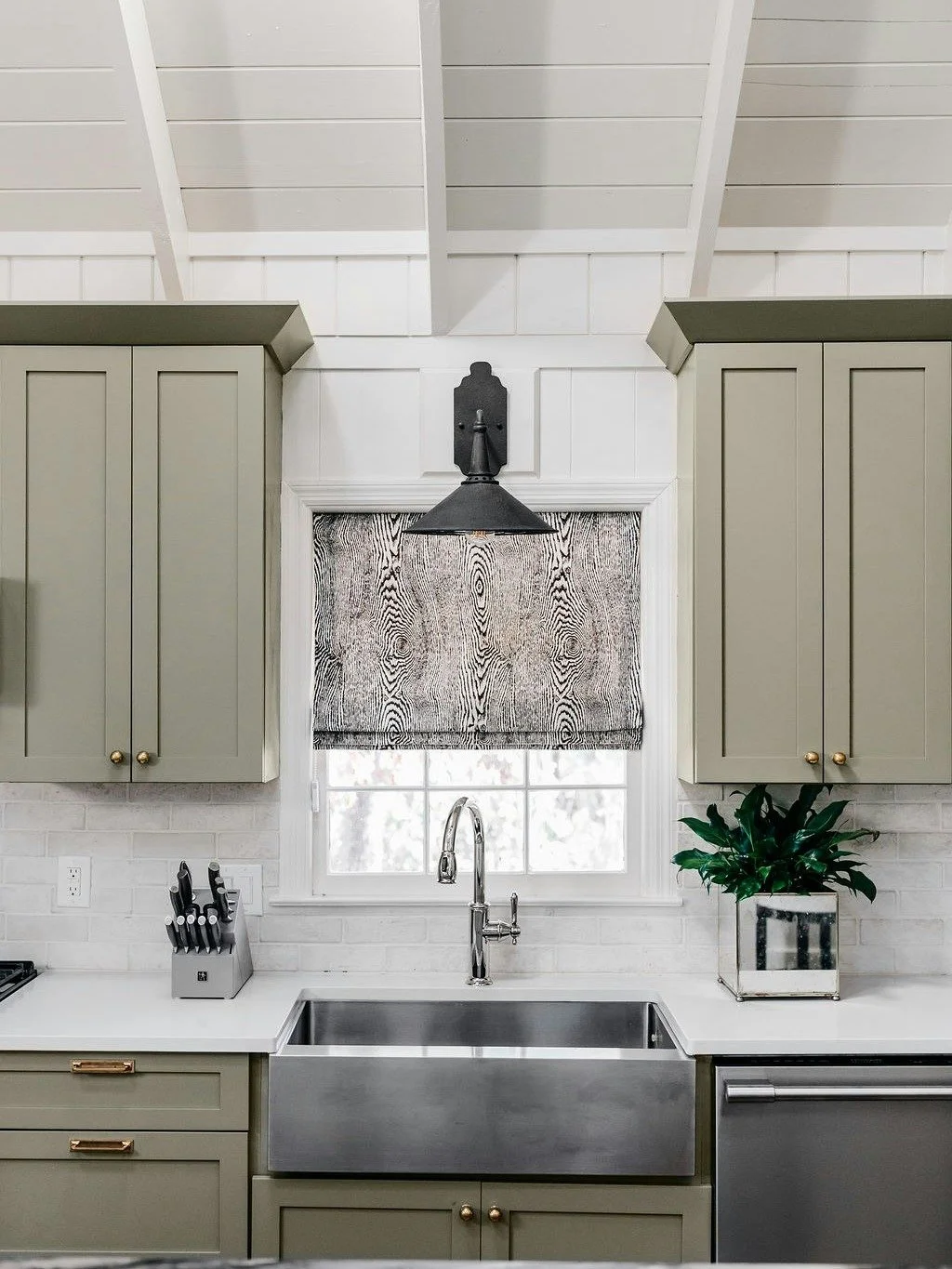 Lakeside living, elevated. Loving the earthy sage tones and clean lines in this weekend getaway.

Photographer: @_emilybolt

#LakeHouseKitchenDesign #InteriorDesign #KitchenInspiration #OrganicModern #ArchitecturalDigest #DesignInspiration #CarolineB