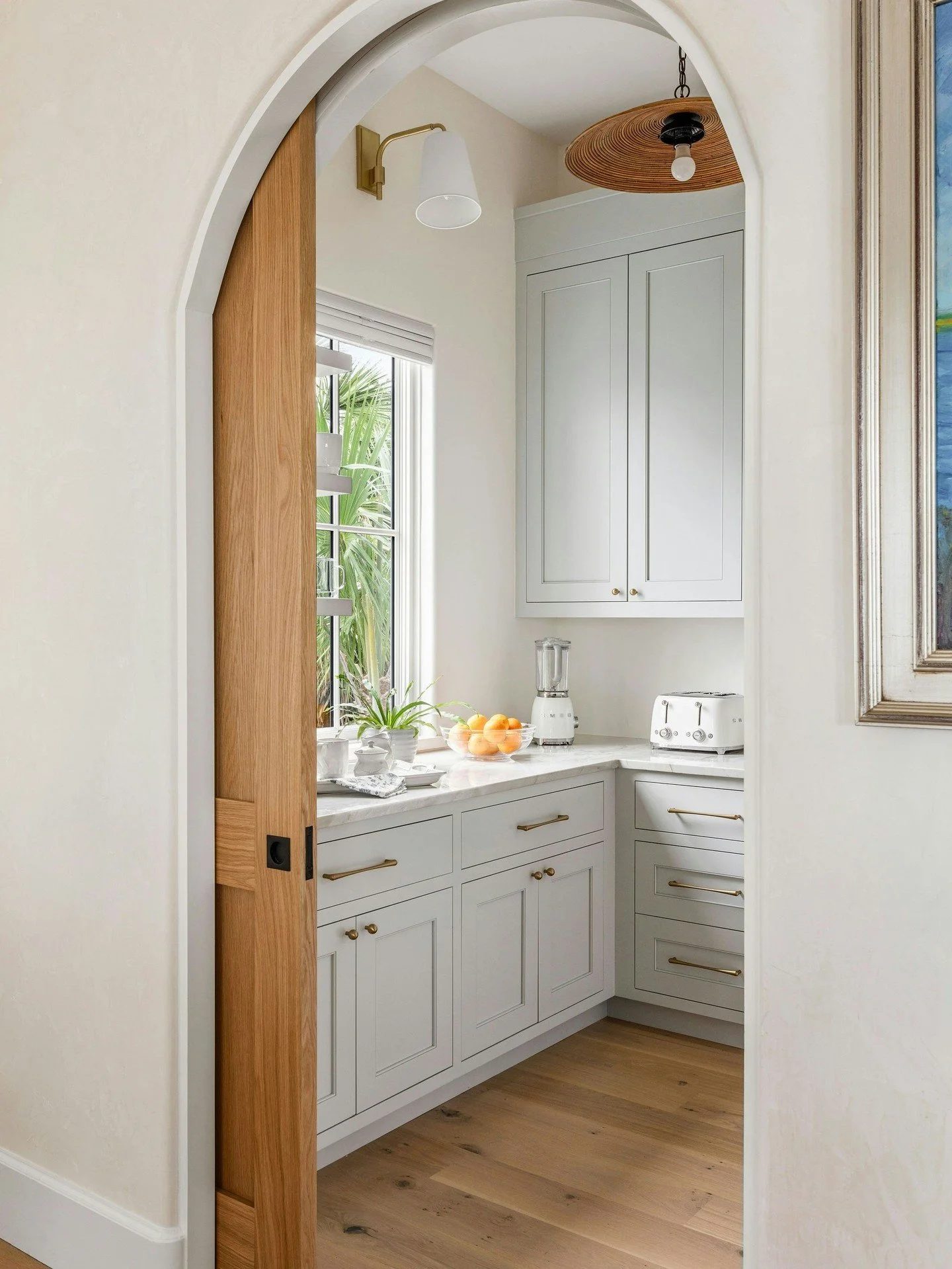 A masterclass in coastal neutrals. This light-filled butler&rsquo;s pantry tucked behind the sliding arched door is a serene, sun-drenched space for all the essentials.

Architecture: @herlongarchitects
Builder: @phillip_smith_contractor
Photographer