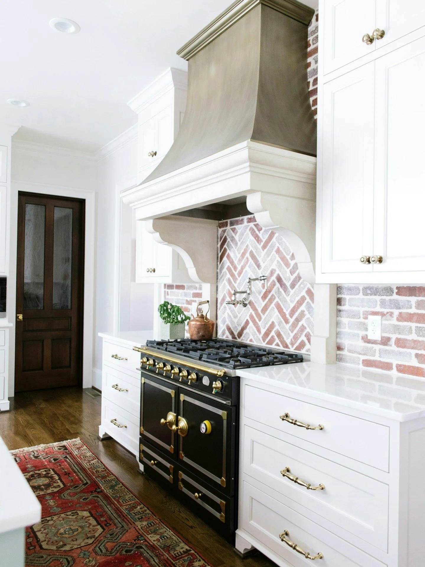 Built-in character, carried room to room. This home had soul from the start. 🤍

#CoastalInteriors #KitchenInspiration #BeachHouseStyle #DesignDetails #TimelessElegance #CarolineBrackettDesign
