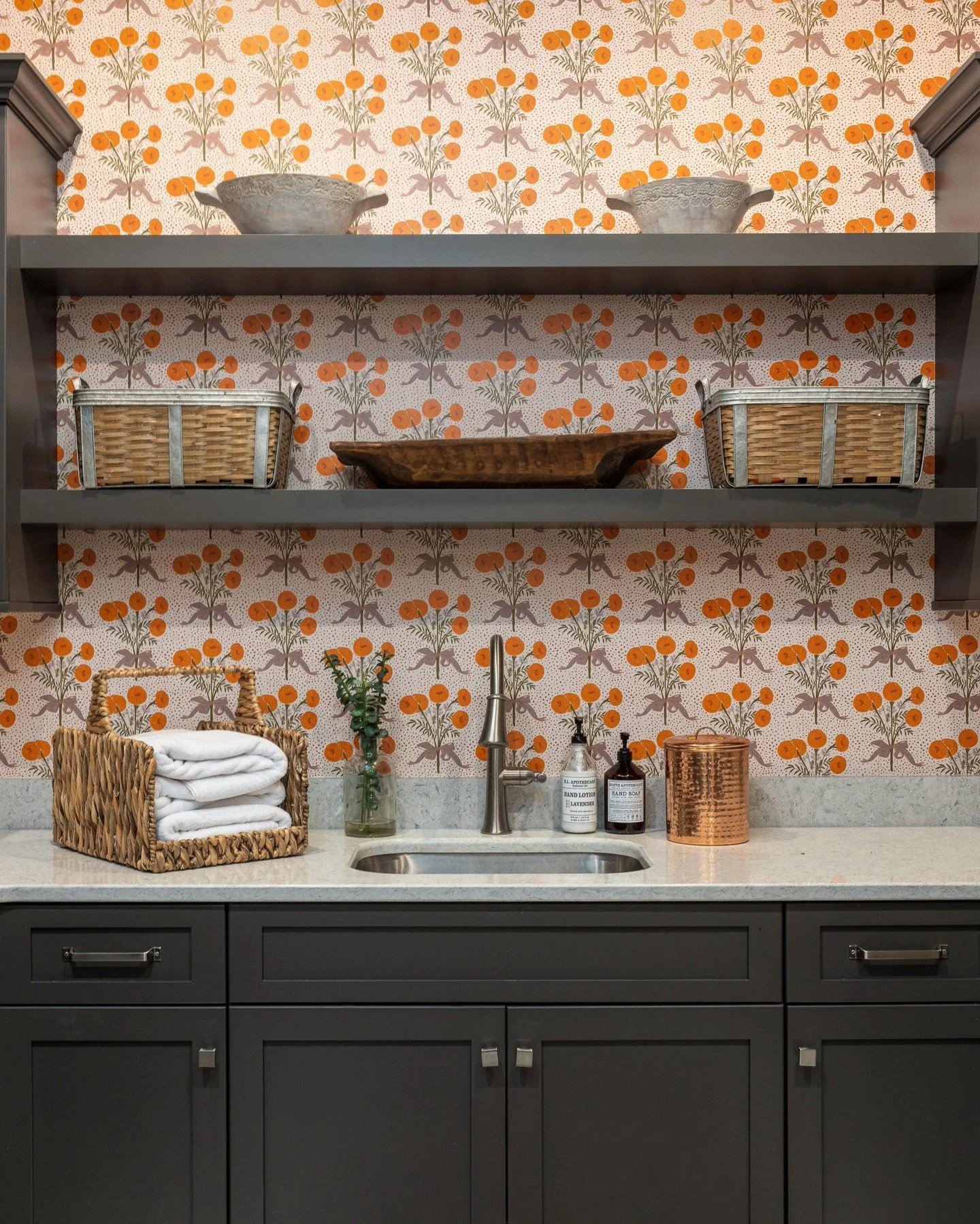A little pattern play can add some fun to laundry day. If we have to do the chores, we might as well do them in a room that makes us smile. Which wallpaper is your favorite? 🧺✨

#LaundryRoomDesign #LaundryRoomWallpaper #InteriorDesign #UtilityRoomSt