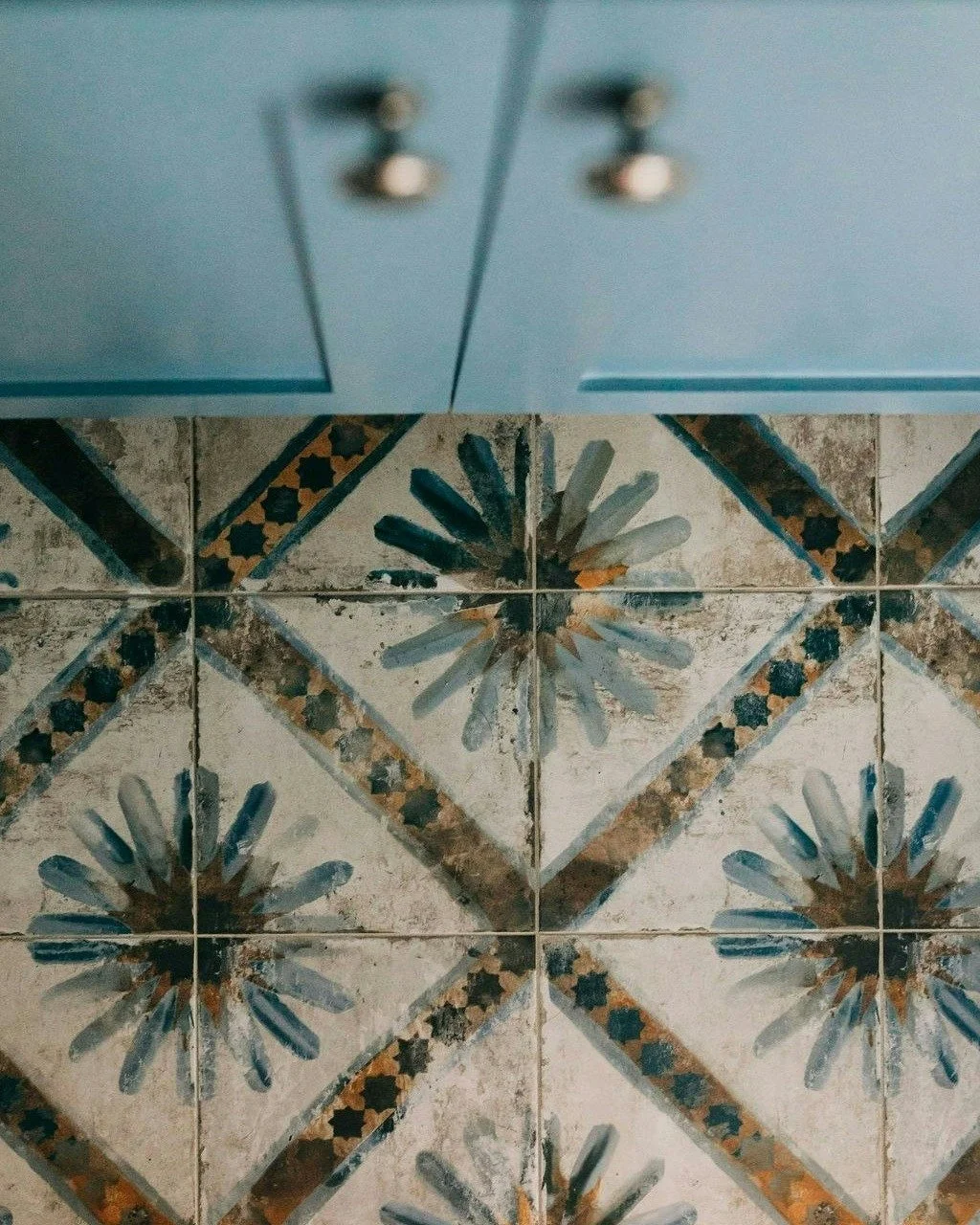 Floors that refuse to be overlooked.

#InteriorDesign #FlooringDesign #TileDesign #StatementTile #StairRunner #BrickFlooring #DesignInspiration #TimelessInteriors #CarolineBrackettDesign