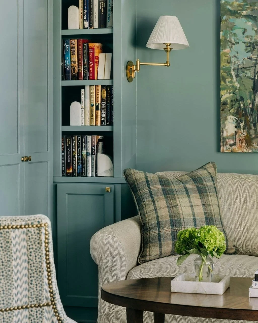 A place to sit and stay a while, then a kitchen that pulls you back into the flow of the day.

Builder: @evergreencustomconstruction
Photographer: @_emilybolt

#LuxuryInteriors #TransitionalDesign #KitchenDesign #LibraryDesign #TimelessElegance #Coll