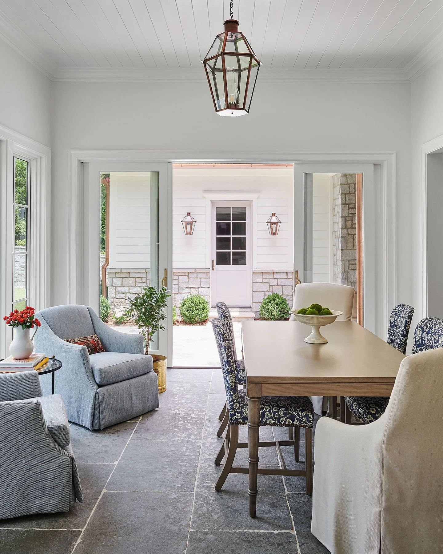 The best indoor-outdoor spaces don't feel like two separate areas. They feel like one continuous place to gather.

Architecture: @designelitesc
Builder: @evergreencustomconstruction
Photographer: @alisongootee

#InteriorDesigner #IndoorOutdoorLiving 