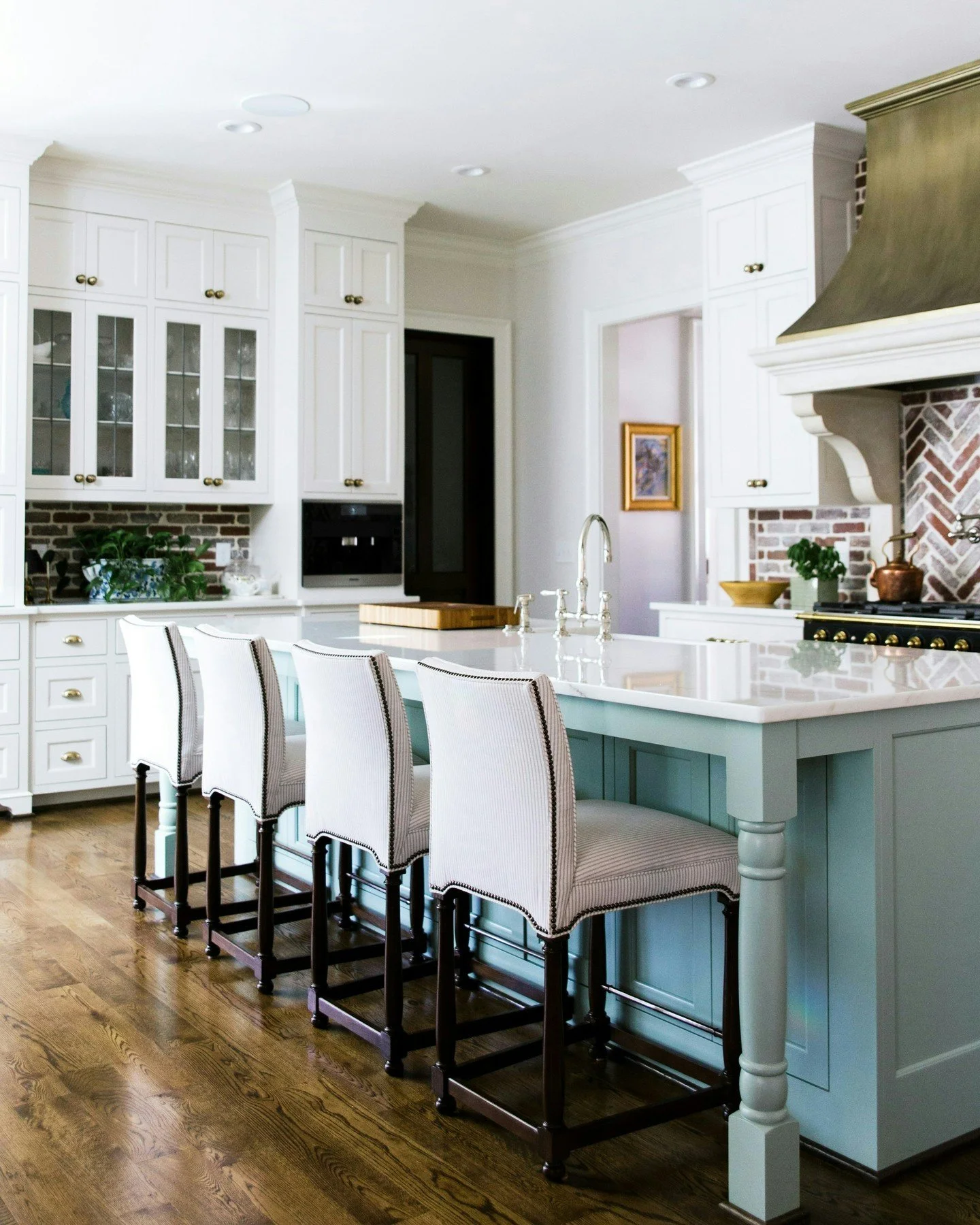 The heart of the home, elevated. This charming kitchen is perfect for morning coffee or evening entertaining.

#InteriorDesigner #EclecticKitchen #KitchenDesign #DesignInspiration #DreamKitchen #CarolineBrackettDesign