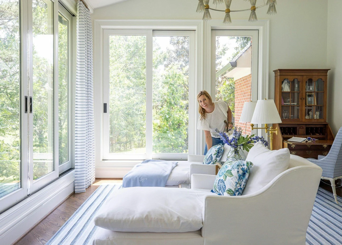 Sun-drenched, striped, and styled to perfection. ☀️🤍

Pillar: Built for Living

Photographer: @ellis_creek_photography

#InteriorDesigner #SunroomDesign #DesignInspiration #DreamHome #TimelessElevatedDesign #CarolineBrackettDesign