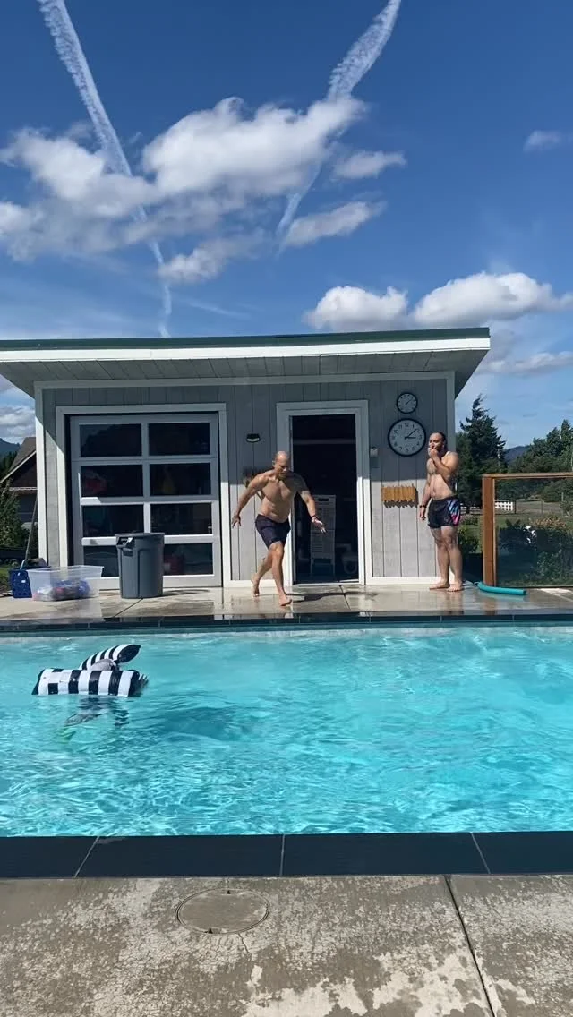 Flipping out for rugby tonight at the marina field. Also congratulations to our club nice guy Rami on the birth of his 2nd. #hoodriverhammers #hoodriver #columbiagorge #rugby #touchrugby @the.hiking.highlander