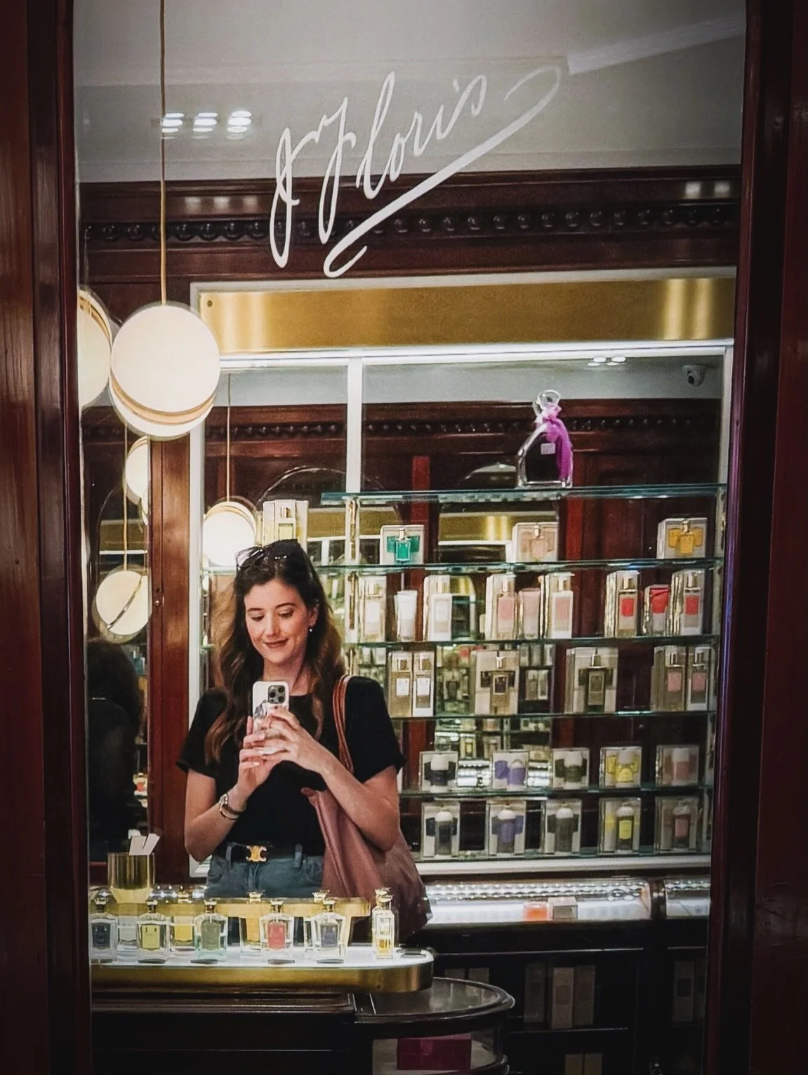 The author 🌹 The first page 🌹 The gorgeous cover (+edges) 

Couldn&rsquo;t resist using a photo from my visit to Floris, which was one of the inspirations for the House of Rosebourne in IMMORTAL ROSE. Poor Hugh is having a hard time this whole damn