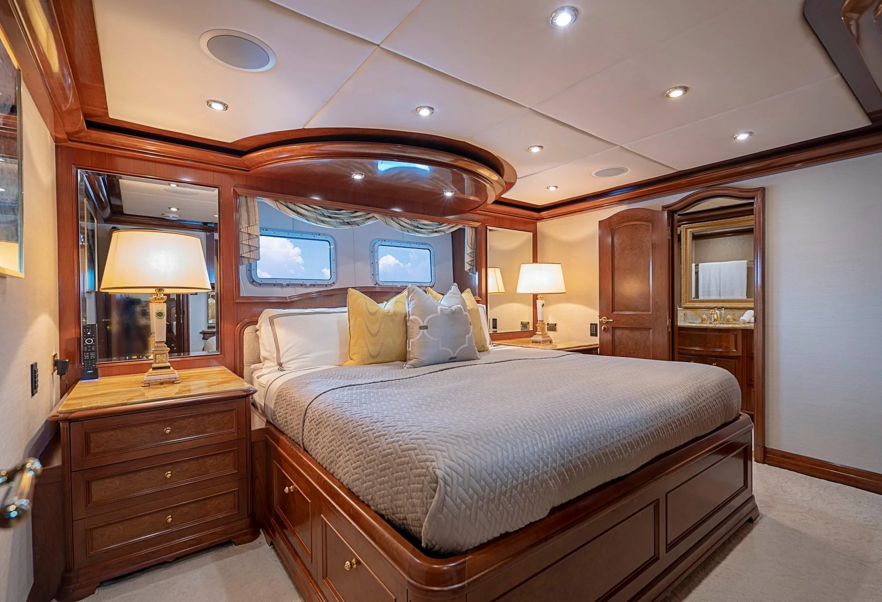 luxury-charter-yacht-aqausition-guest-king-stateroom2 (1).jpg