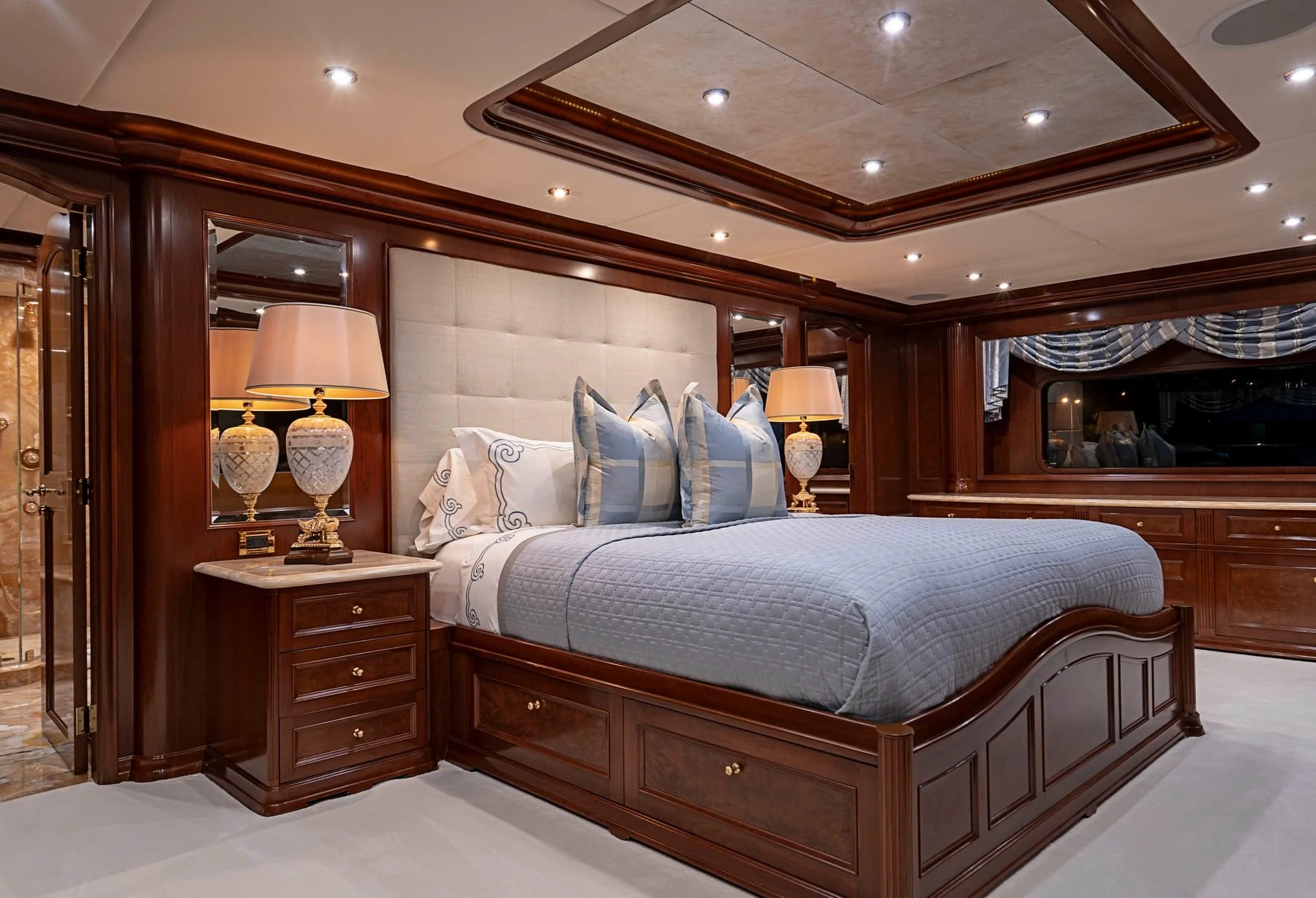 luxury-charter-yacht-aqausition-master-sateroom2.jpg