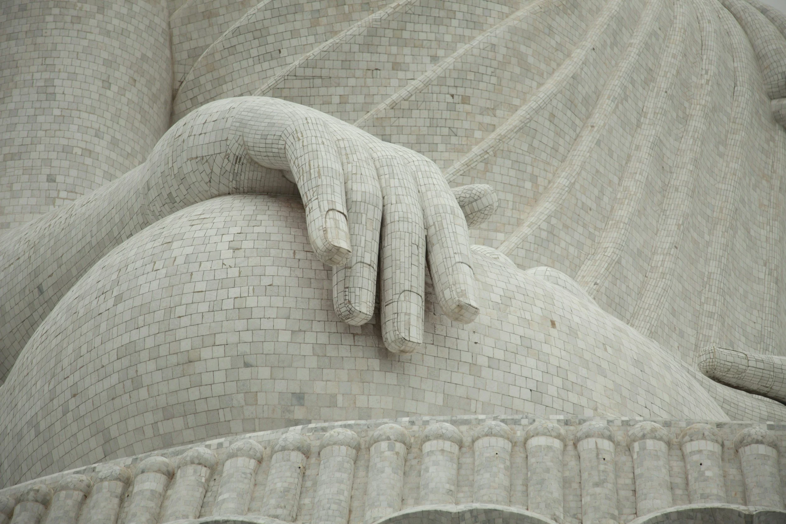 Buddha statue, zoomed in on meditating hand