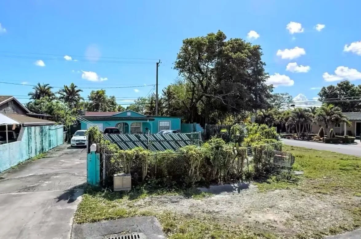 Miami, FL 33155

Price: $439,000

Bedrooms: 3
Baths: 2
Living: 1,059 SF
Lot: XXXX SF
Notes: 650k ARV, needs about 60-80k rehab. CBS structure. Has a $10k violation, No HOA
.
.
.

#miamirealestate #southfloridarealestate #miami #broward #palmbeach #we