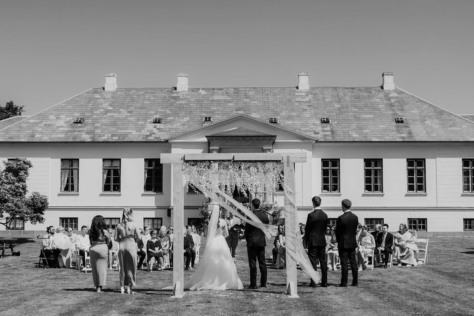 Bryllup med overnatning og unikke rammer &ndash; midt p&aring; Lolland ✨

Dr&oslash;mmer I om et bryllup i natursk&oslash;nne og historiske omgivelser? P&aring; Agerup Gods f&aring;r I mulighed for at skabe et bryllup, der forener ro, smukke omgivels